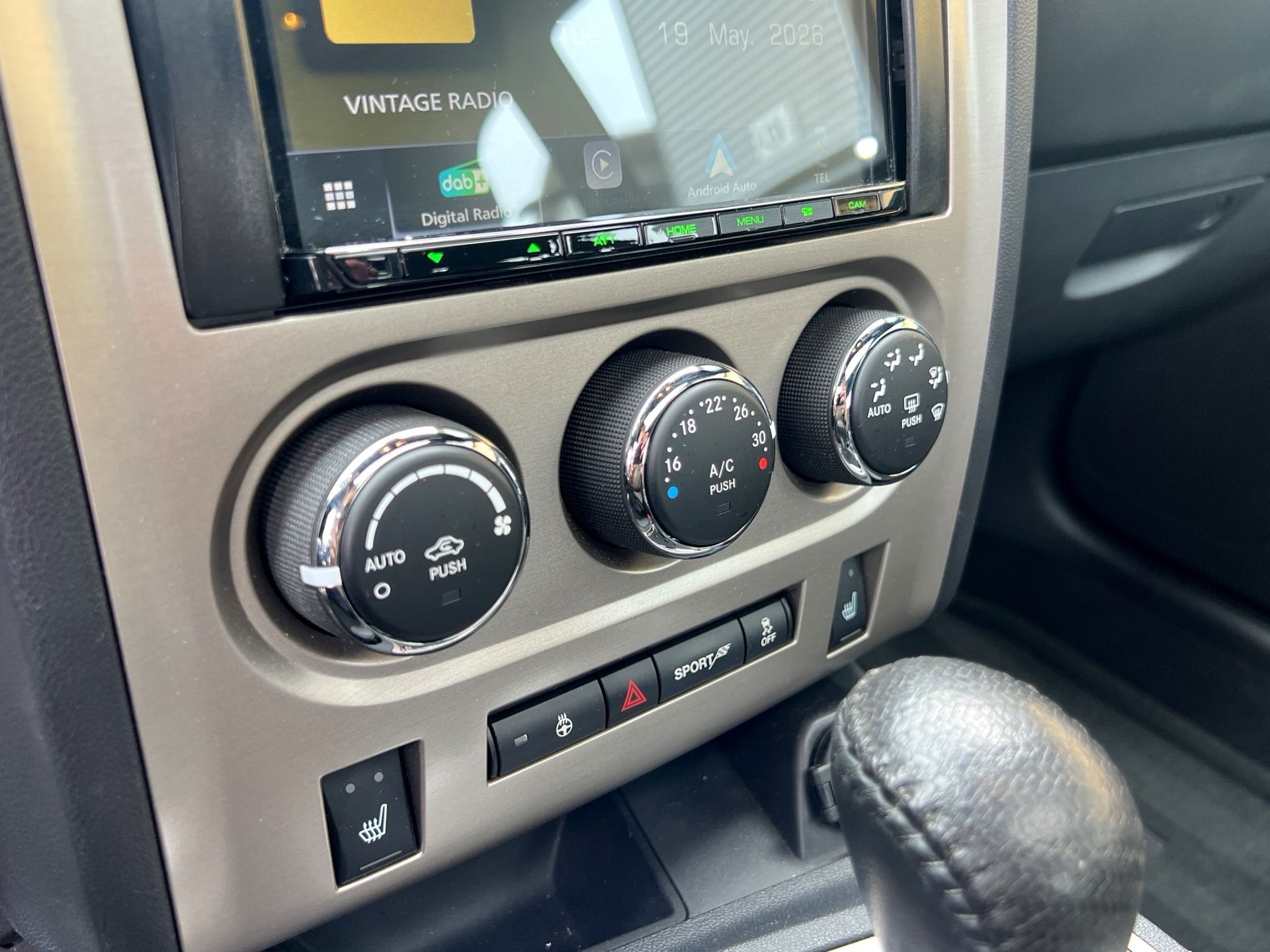 DODGE SRT8 6.4 HEMI-image-18