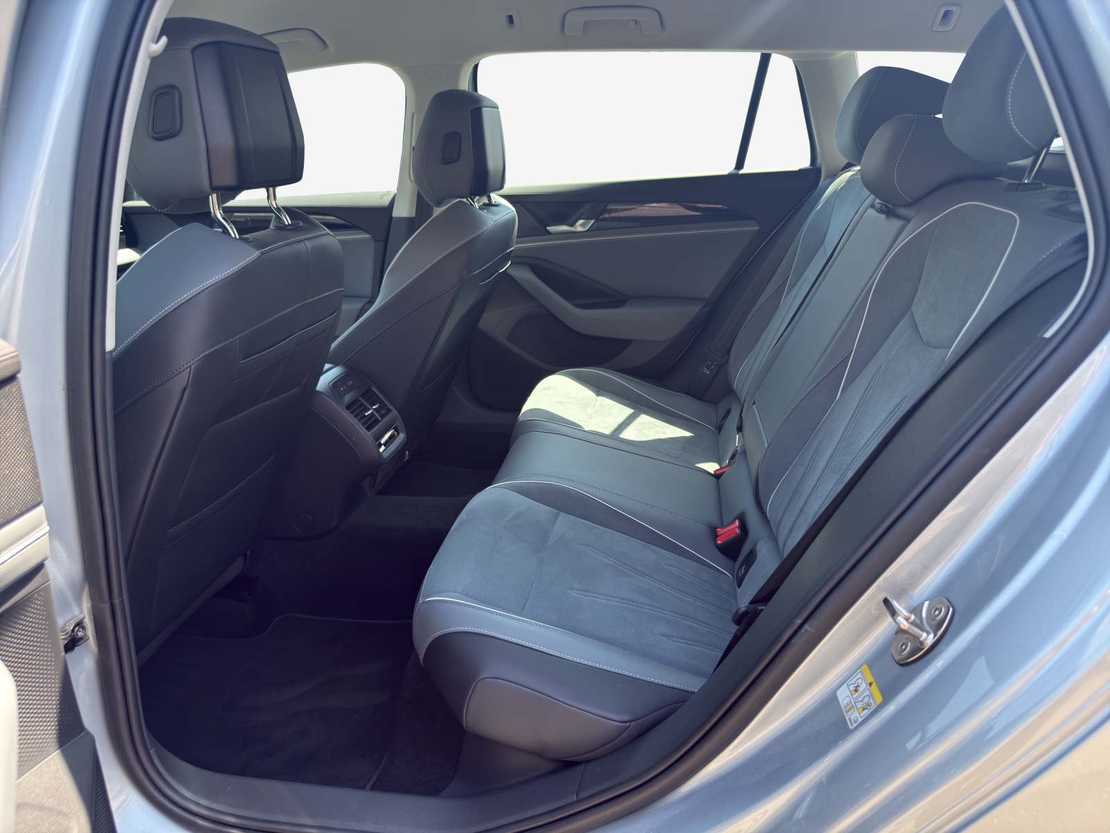 VW Passat Variant 2.0 TDI evo Business DSG-image-11