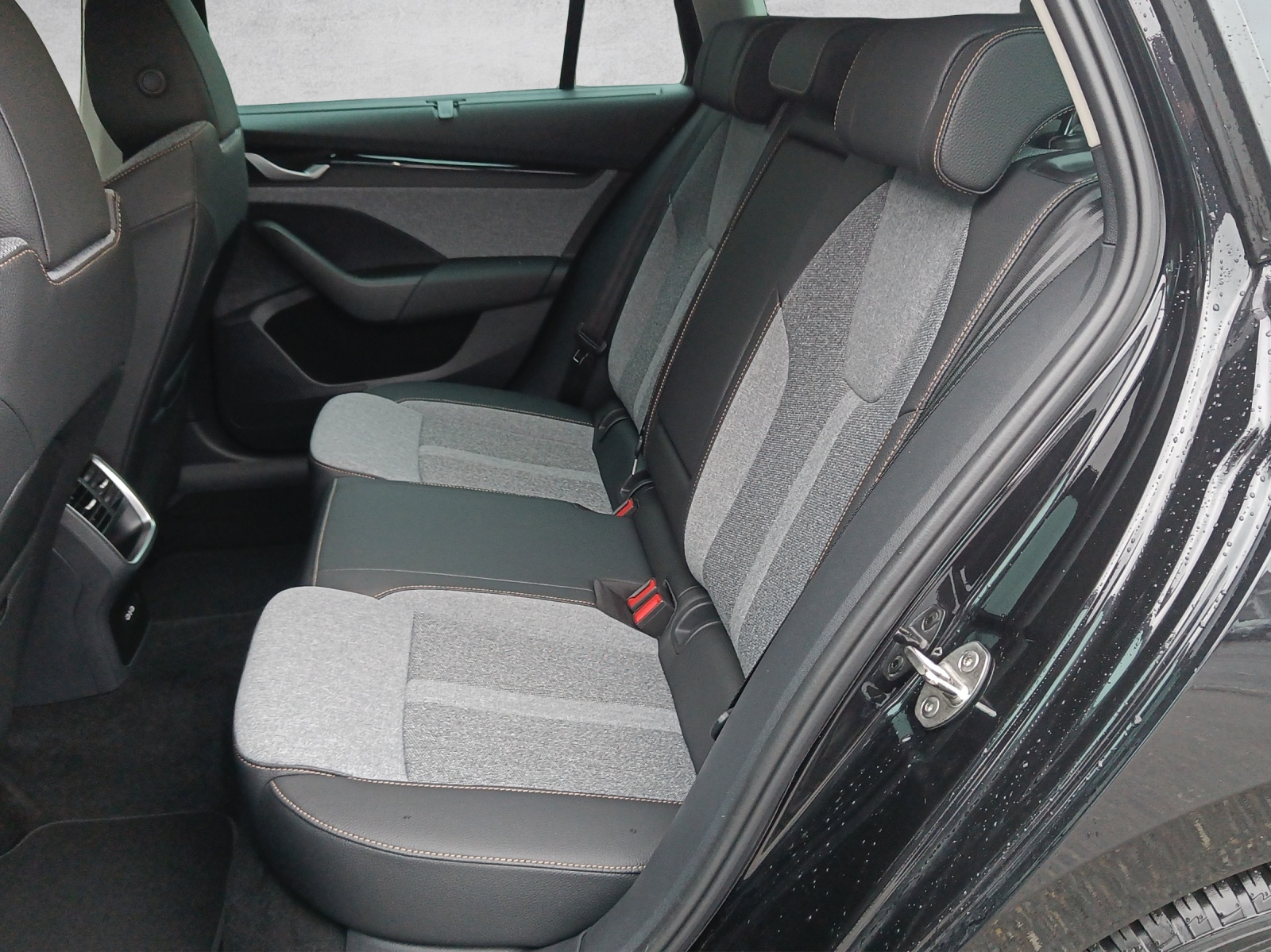 SKODA Octavia Combi 2.0 TSI Selection Tour 4x4 DSG*Matrix*Canton*Head Up*360° Kamera*-image-14