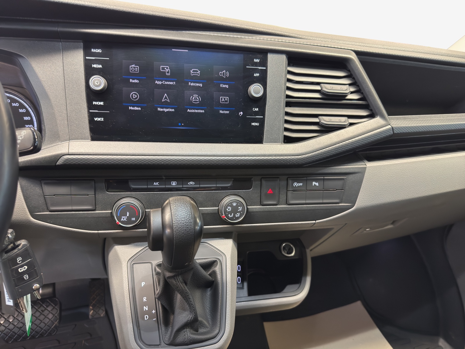 VW T6.1 2.0 TDI 4Motion DSG-image-10