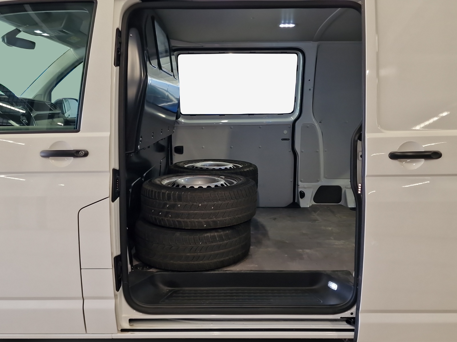 VW T6.1 2.0 TDI 4Motion DSG-image-11