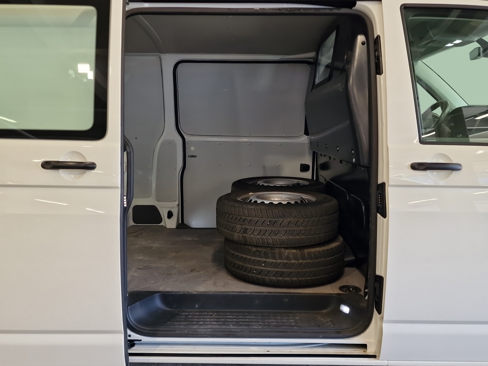VW T6.1 2.0 TDI 4Motion DSG-image-13