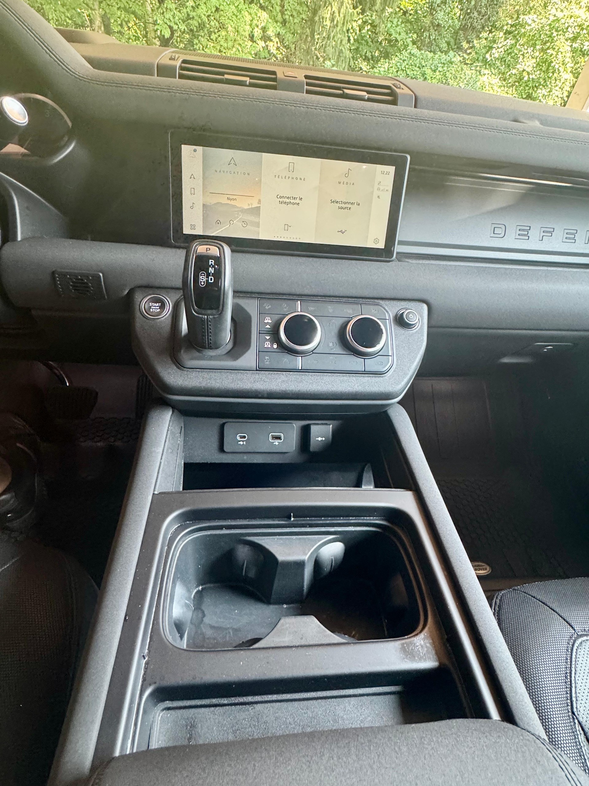 LAND ROVER Defender 110 3.0 D I6 250 X-Dynamic HSE AWD AT8-image-13
