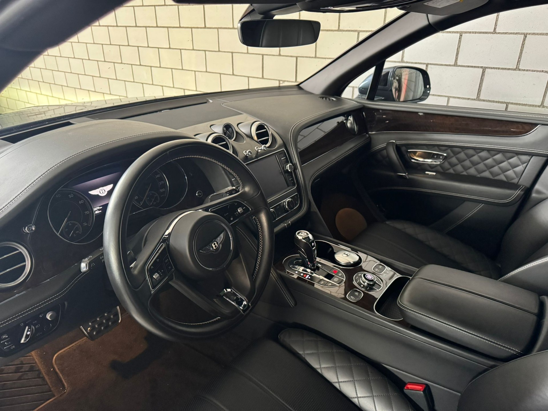 BENTLEY Bentayga W12 Traumausstattung-showroom-element-3