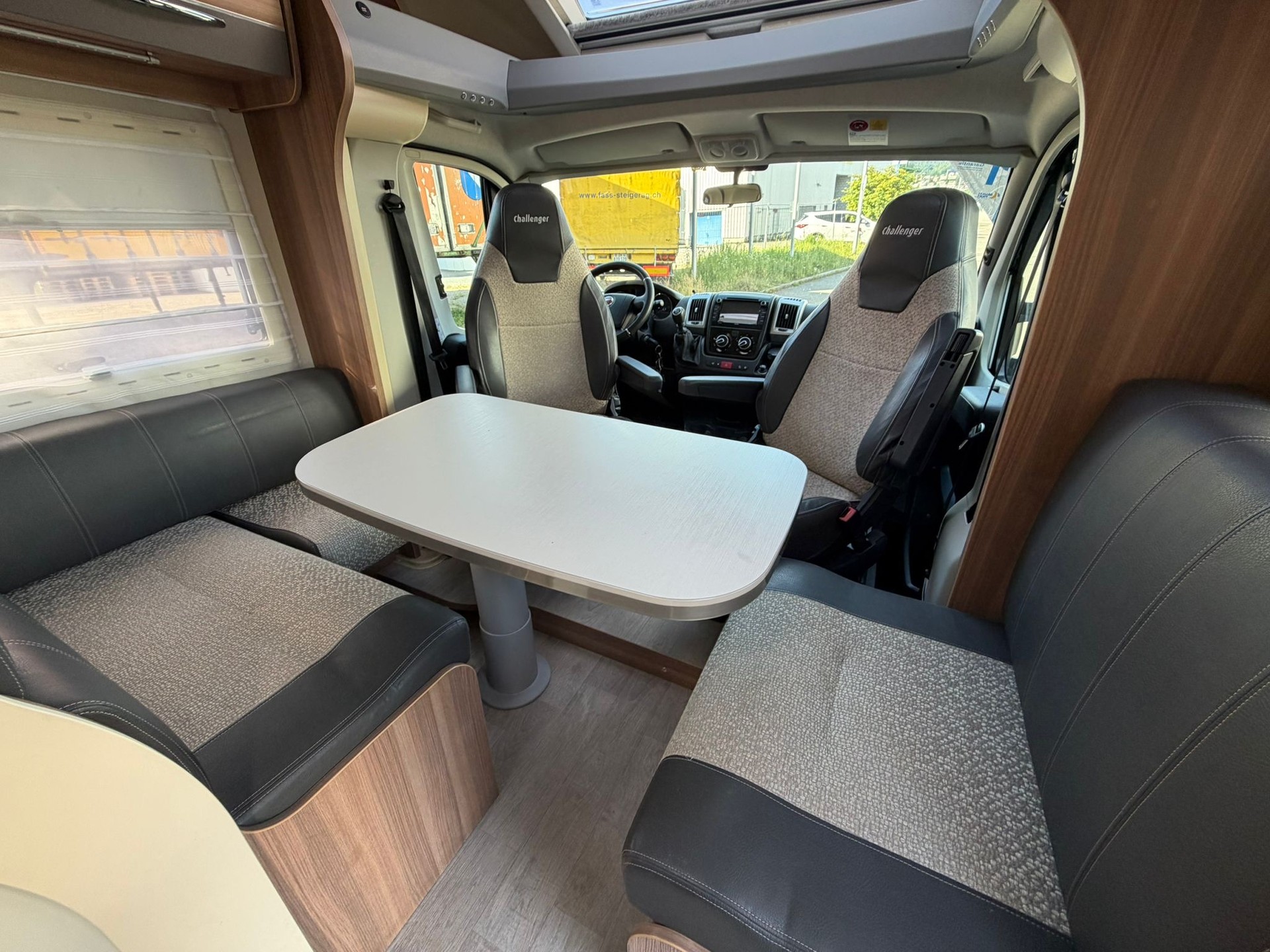 CHALLENGER Challenger 398 Mageo mit Queensbett – Top-Zustand & Einzigartiges Garantie-Paket!-image-11
