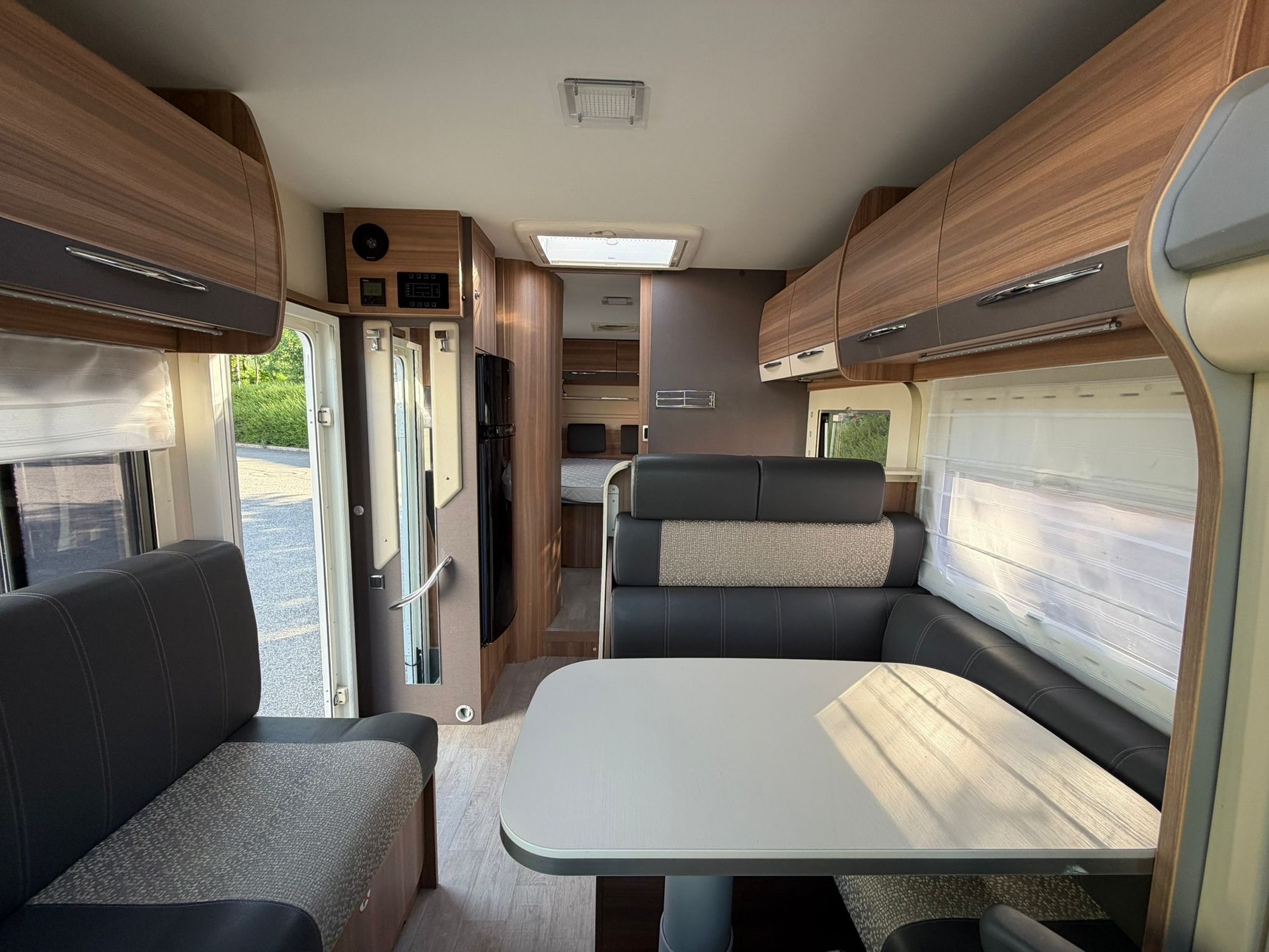 CHALLENGER Challenger 398 Mageo mit Queensbett – Top-Zustand & Einzigartiges Garantie-Paket!-image-12