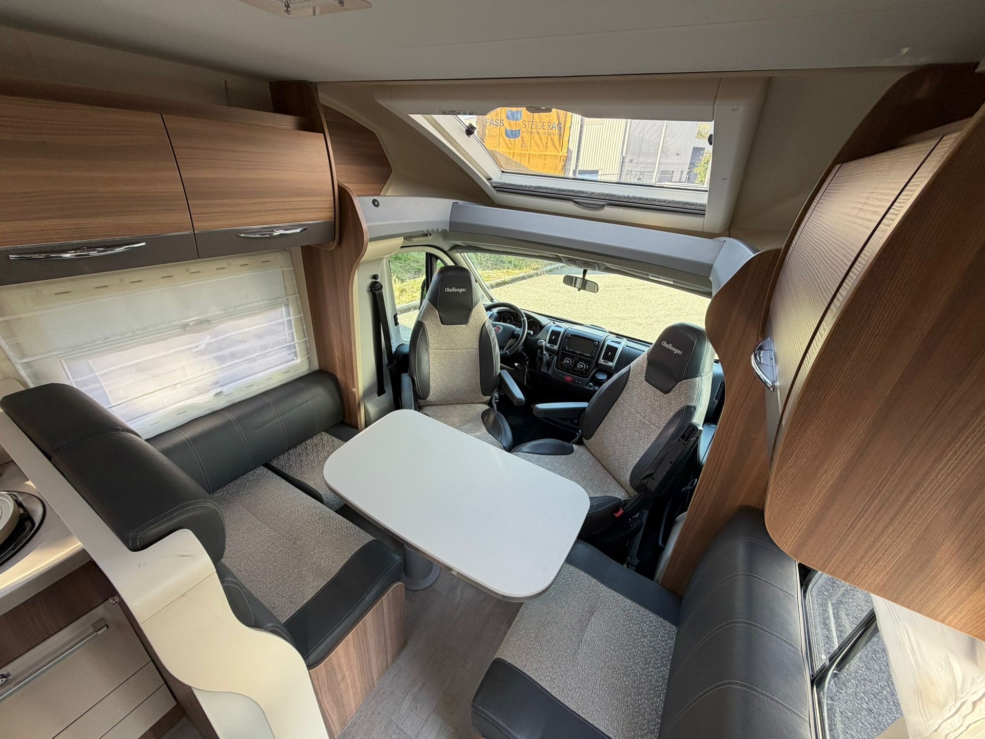 CHALLENGER Challenger 398 Mageo mit Queensbett – Top-Zustand & Einzigartiges Garantie-Paket!-image-9