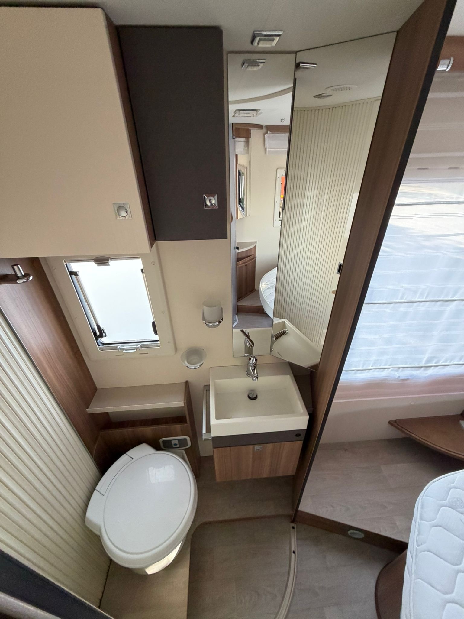 CHALLENGER Challenger 398 Mageo mit Queensbett – Top-Zustand & Einzigartiges Garantie-Paket!-image-19
