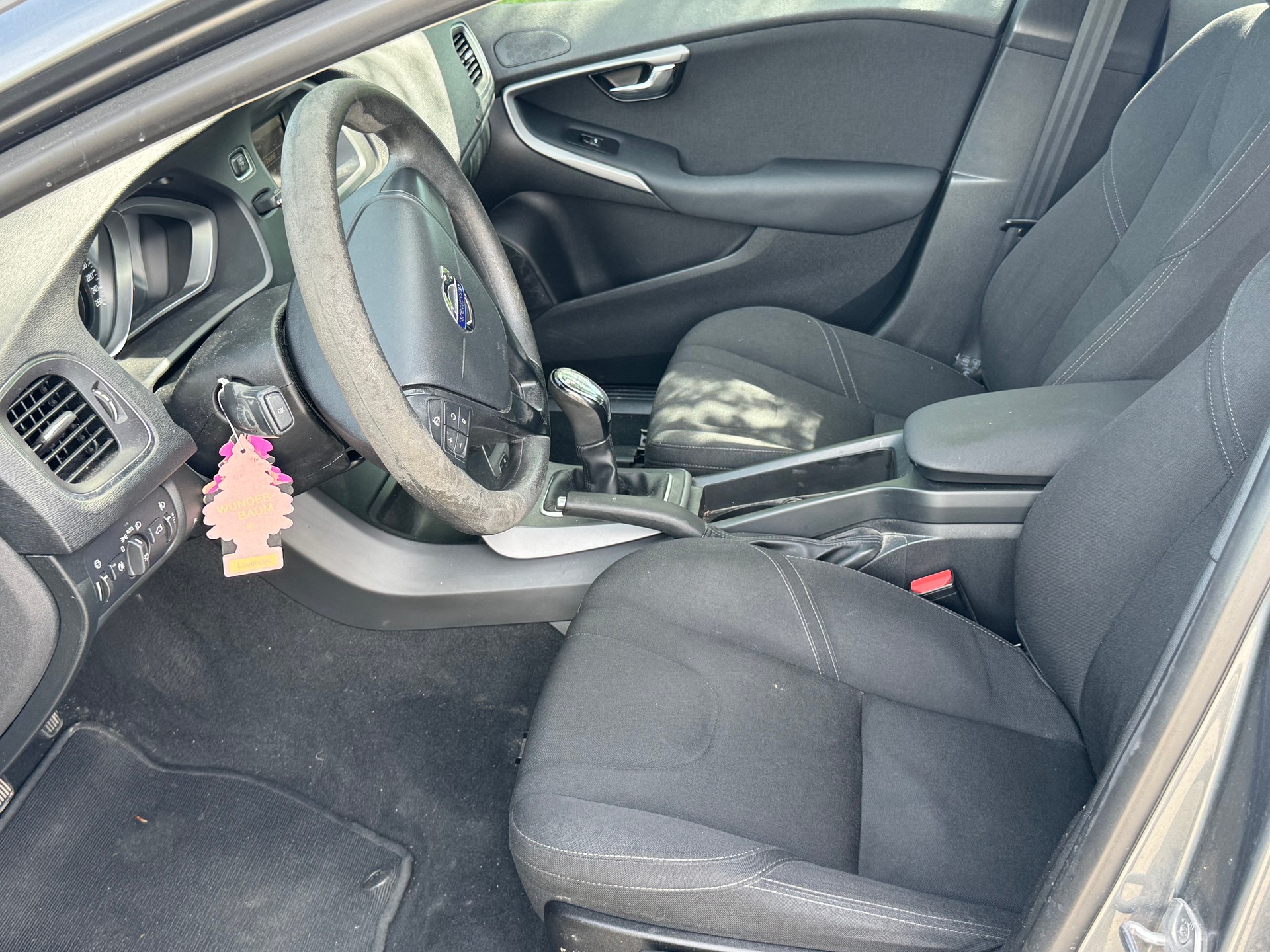 VOLVO V40 D2-image-10