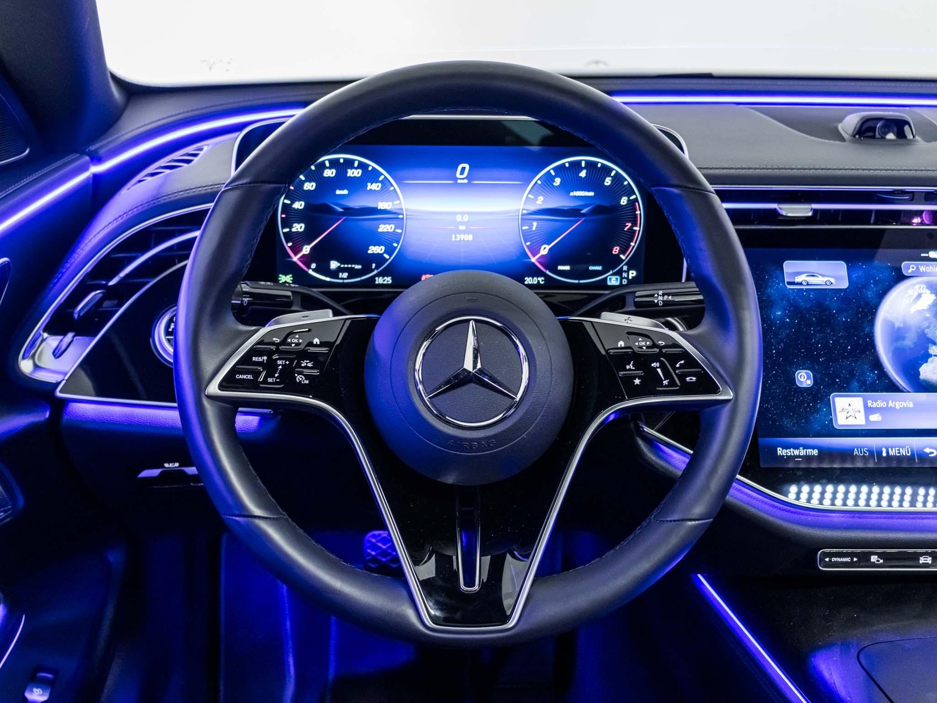 MERCEDES-BENZ E 200 4MATIC-image-10