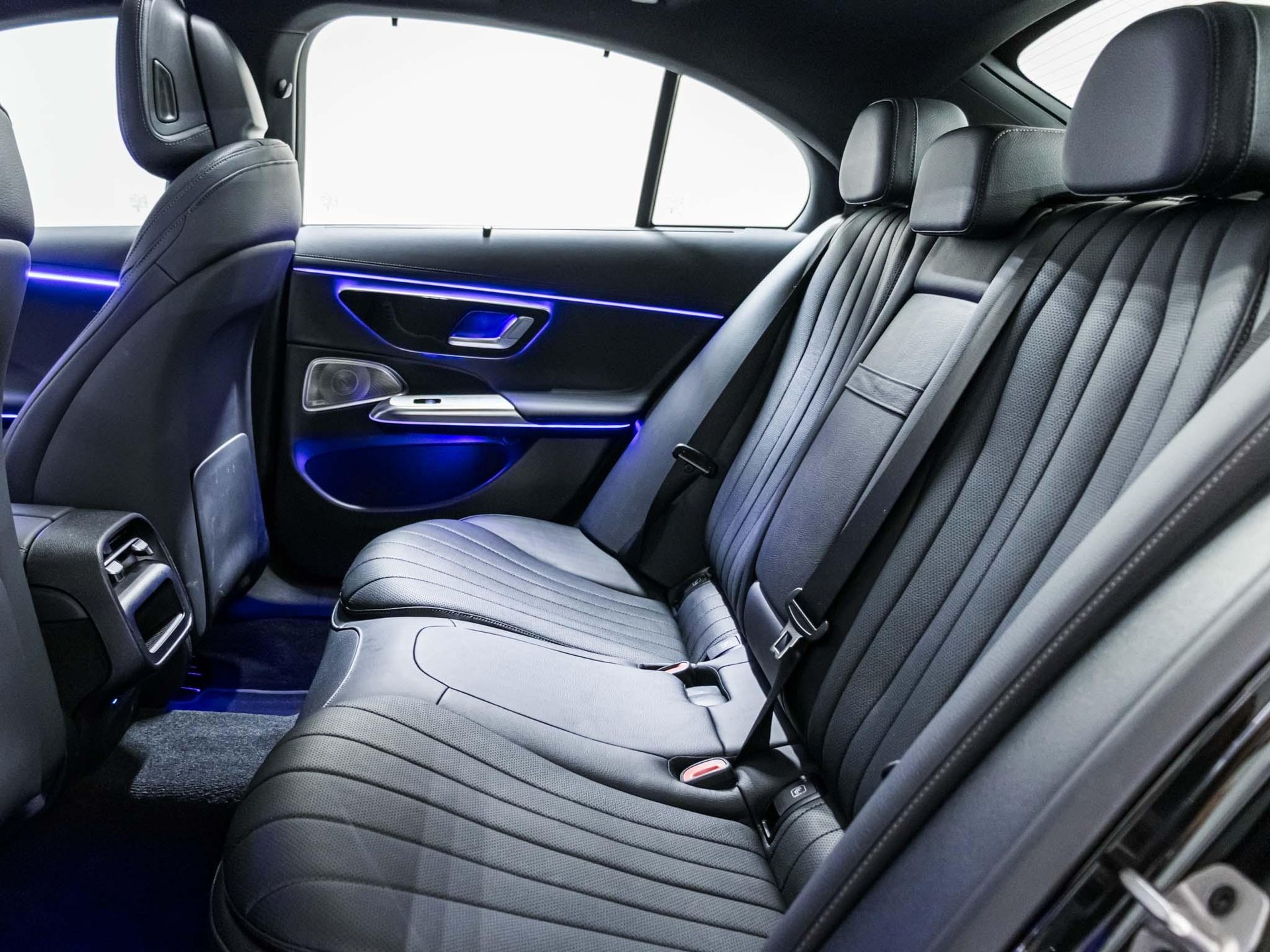 MERCEDES-BENZ E 200 4MATIC-image-7