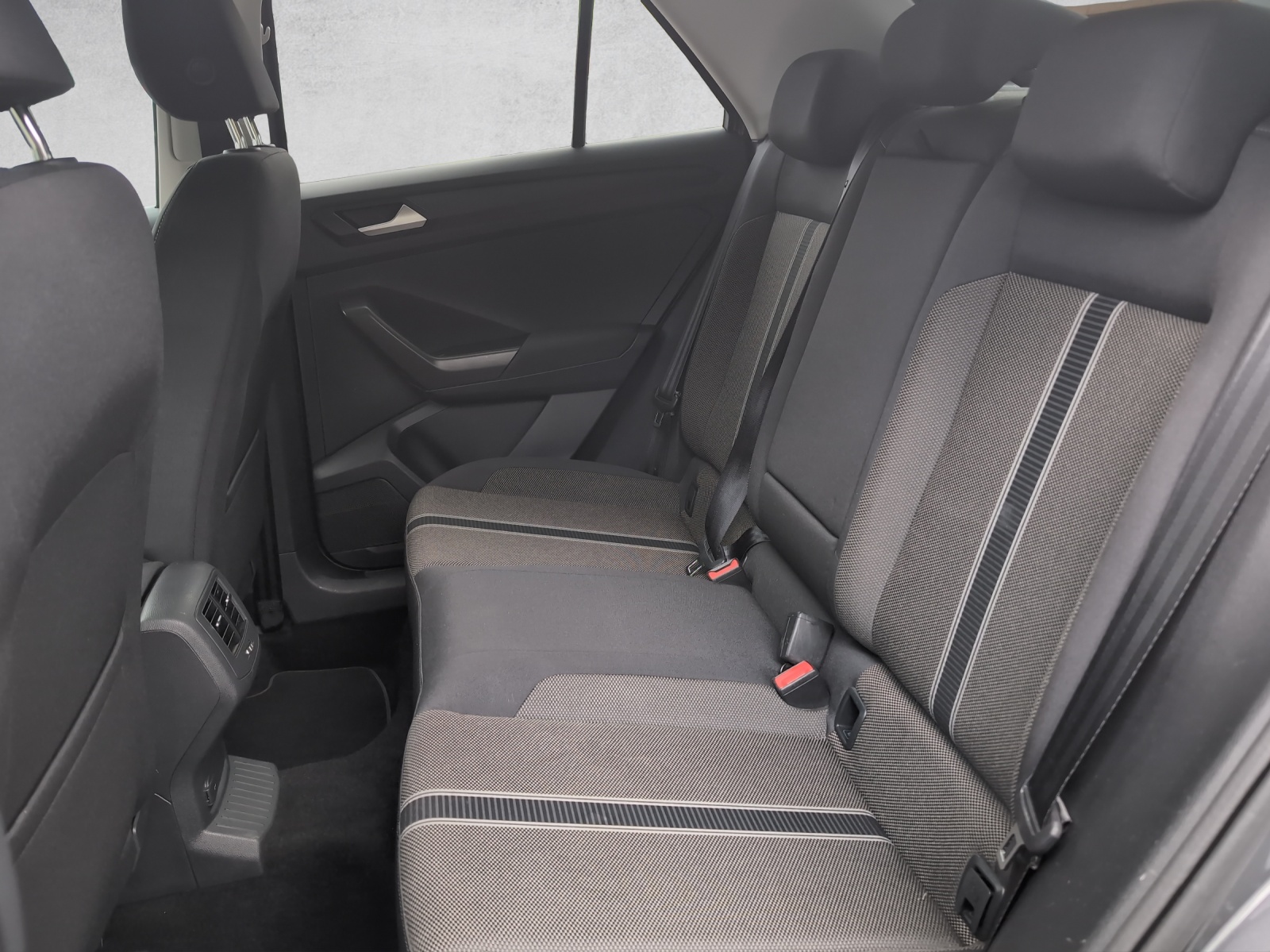 VW T-Roc 1.5 TSI EVO Advance DSG 4Motion-image-6