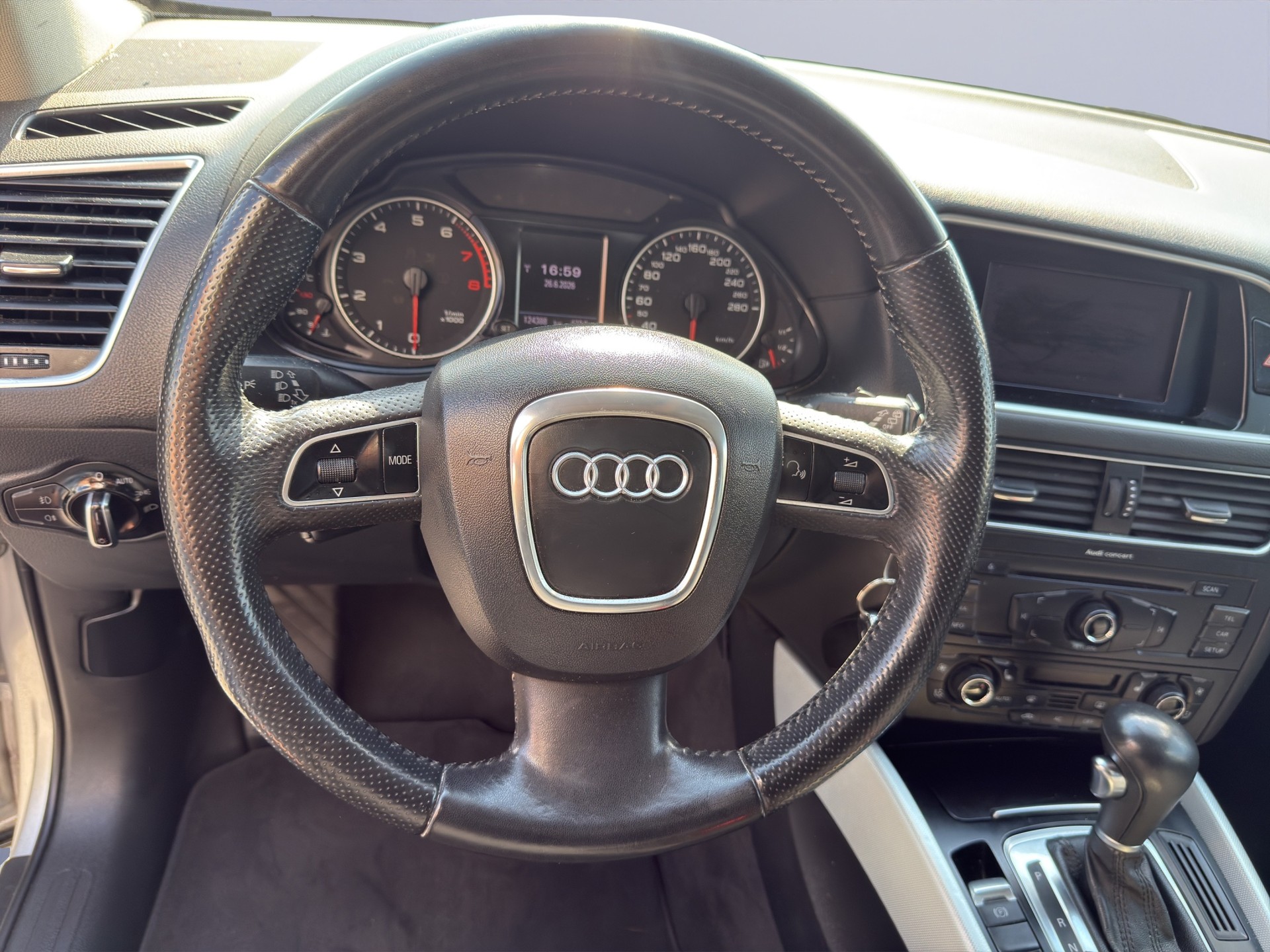 AUDI Q5 2.0 TFSI quattro S-tronic-image-12