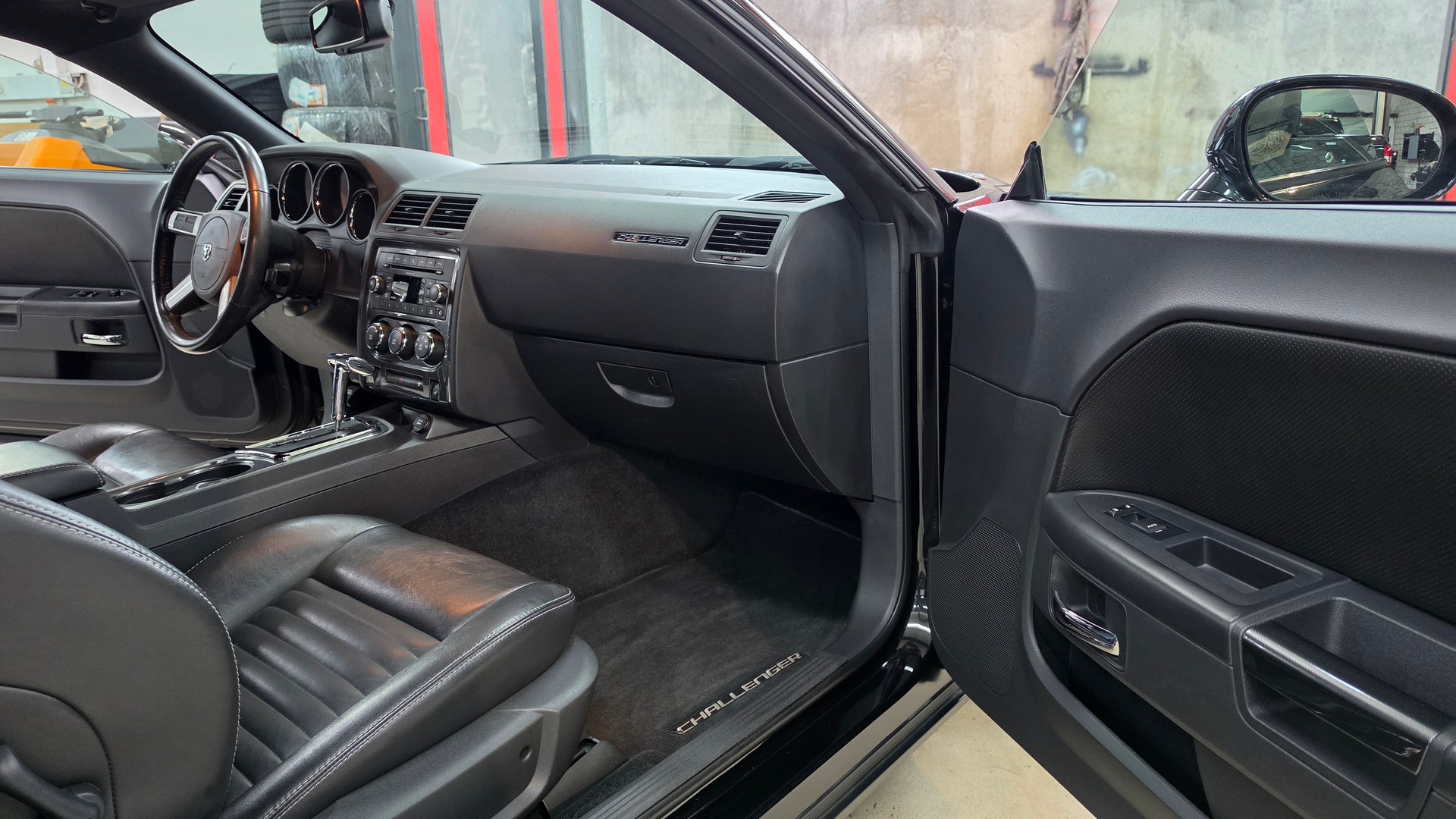 DODGE Challenger 5.7 V8 Hemi R/T-image-24