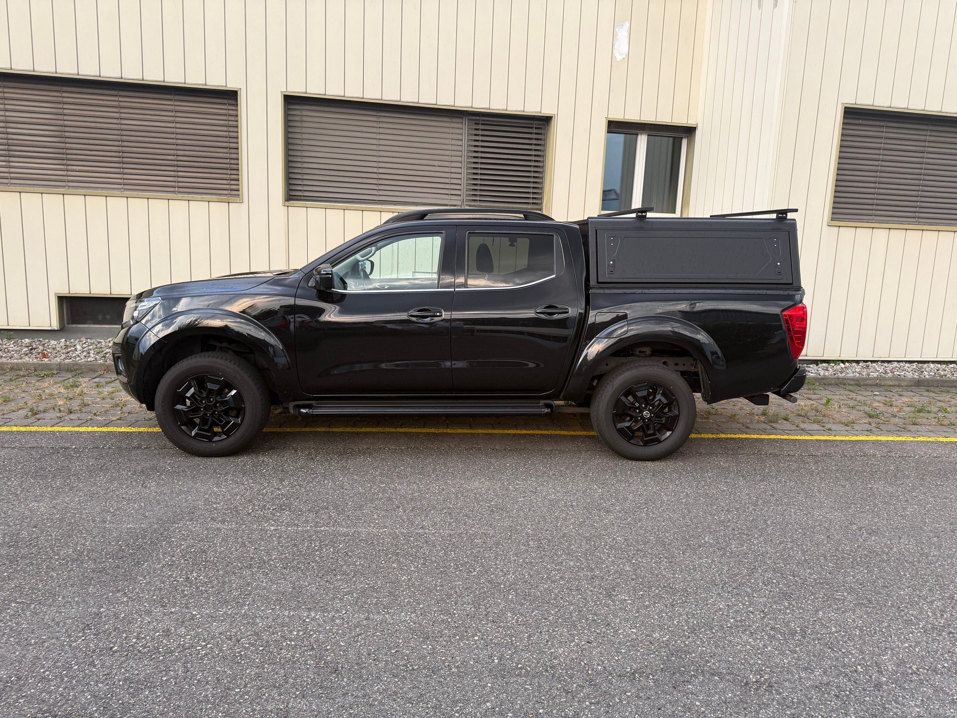 NISSAN Navara Double Cab N-Guard 2.3 dCi 4WD-image-2