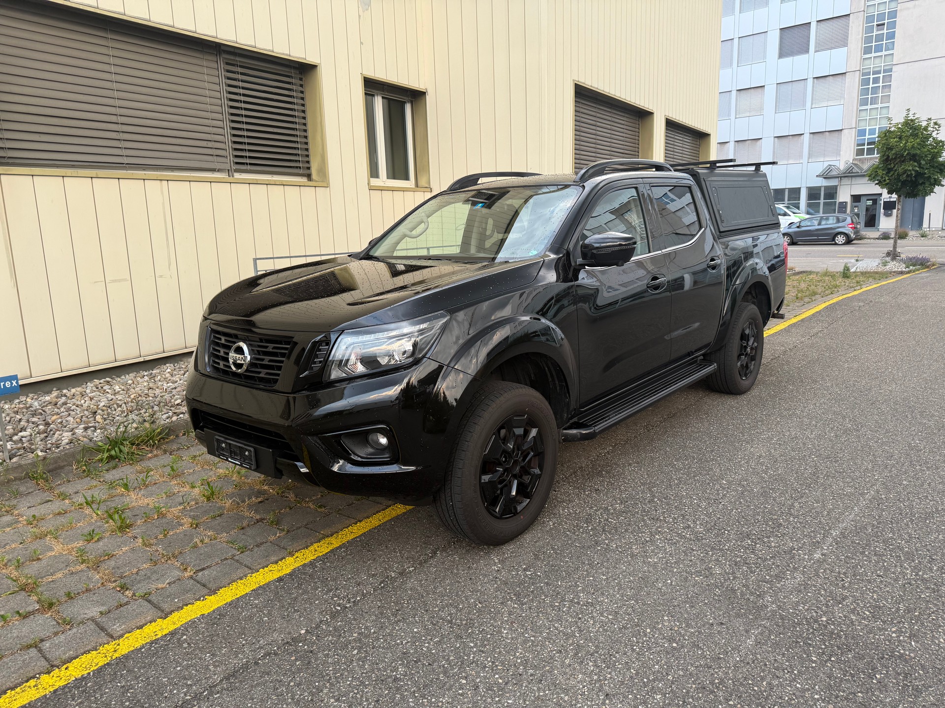 NISSAN Navara Double Cab N-Guard 2.3 dCi 4WD-image-0