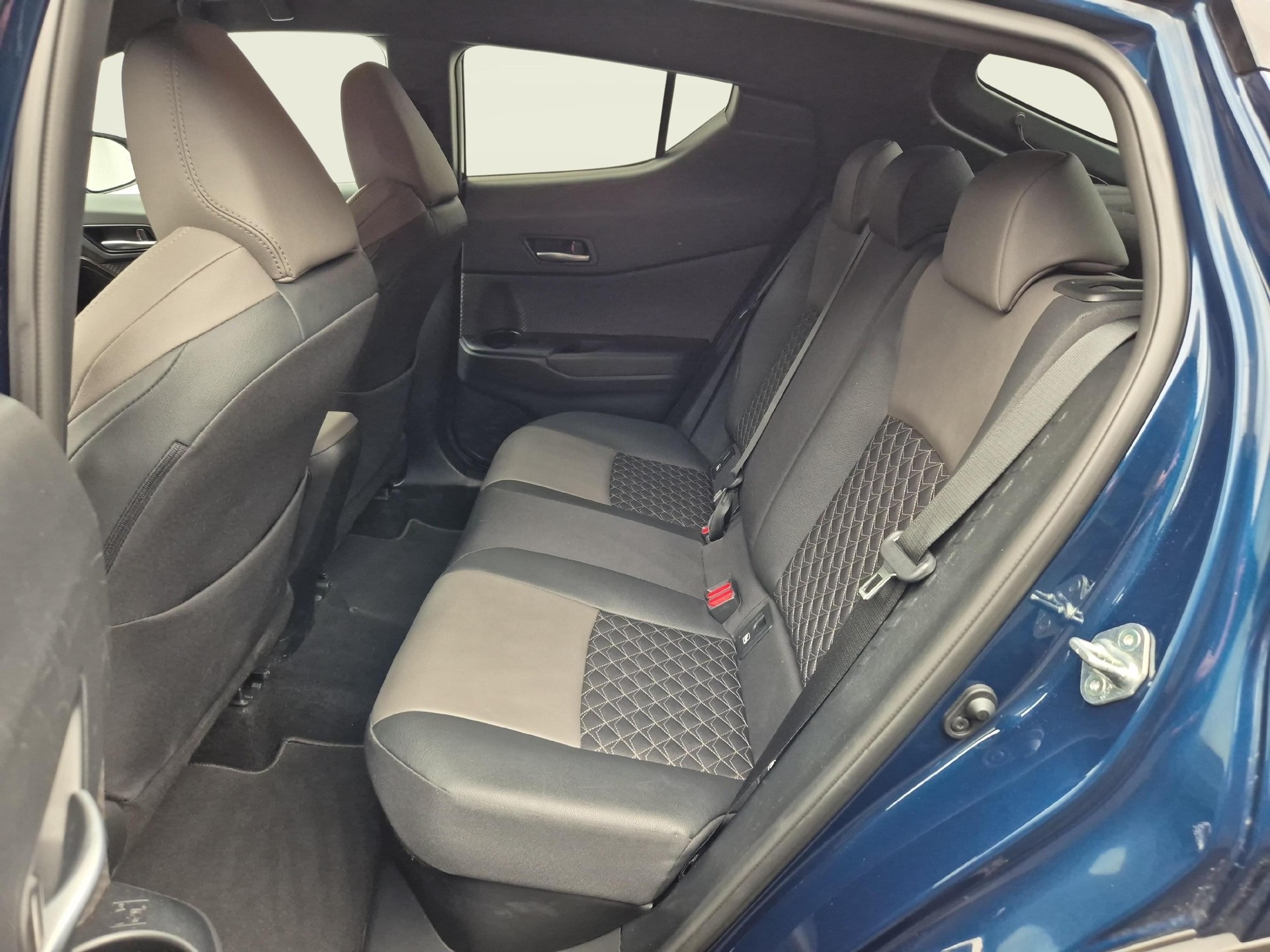 TOYOTA C-HR 2.0 VVTi HSD Premium-image-3