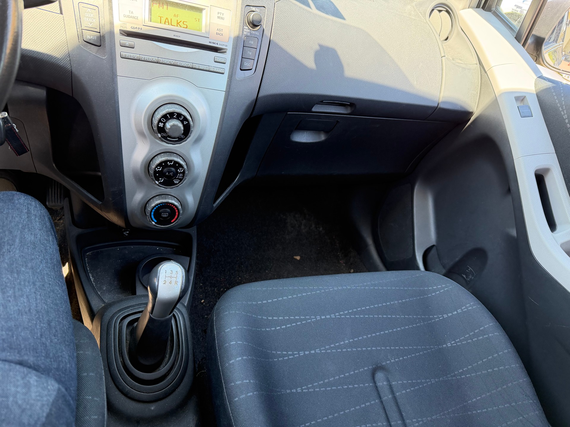 TOYOTA Yaris 1.3 Linea Sol-image-6