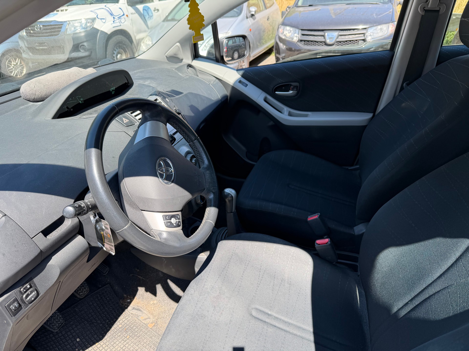 TOYOTA Yaris 1.3 Linea Sol-image-5