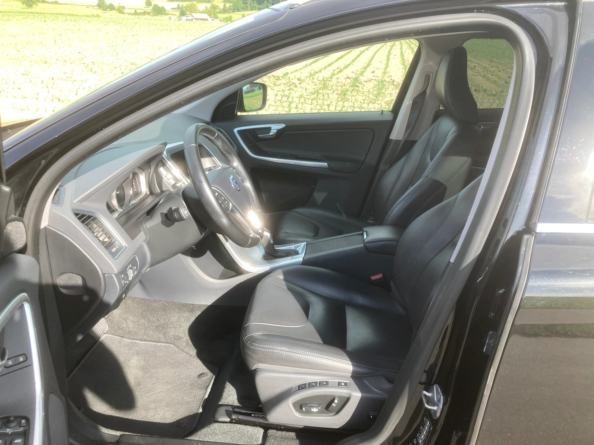 VOLVO XC60 D5 AWD Summum Geartronic-image-8