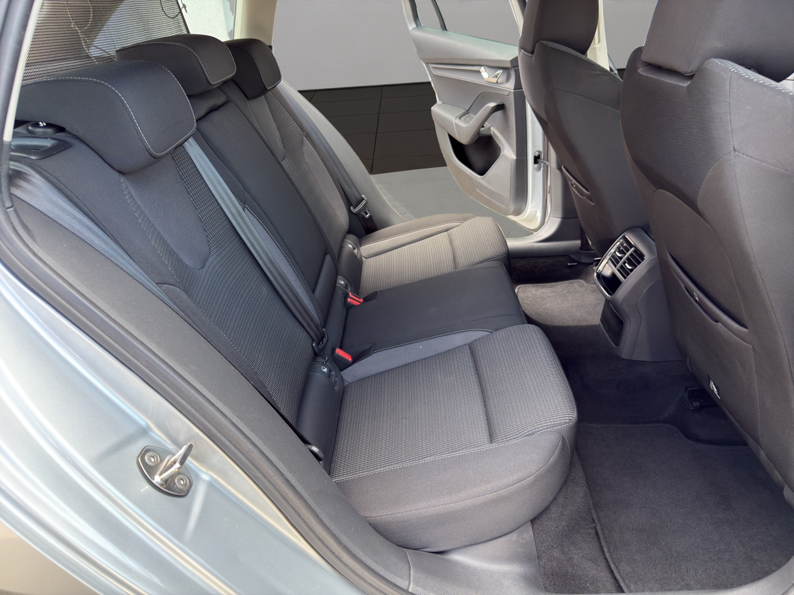 SKODA Octavia Combi 2.0 TDI DSG Ambition-image-15