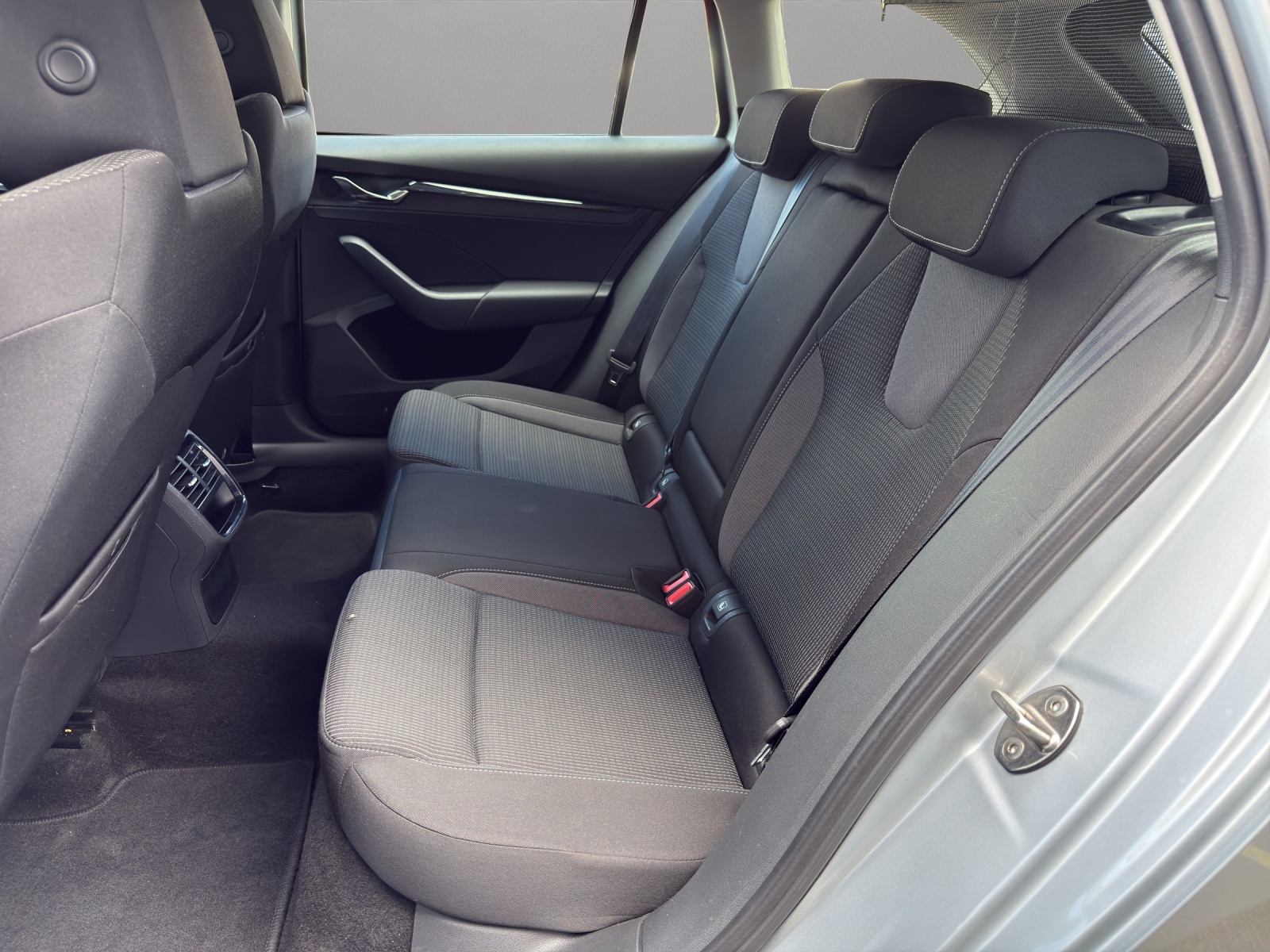 SKODA Octavia Combi 2.0 TDI DSG Ambition-image-12