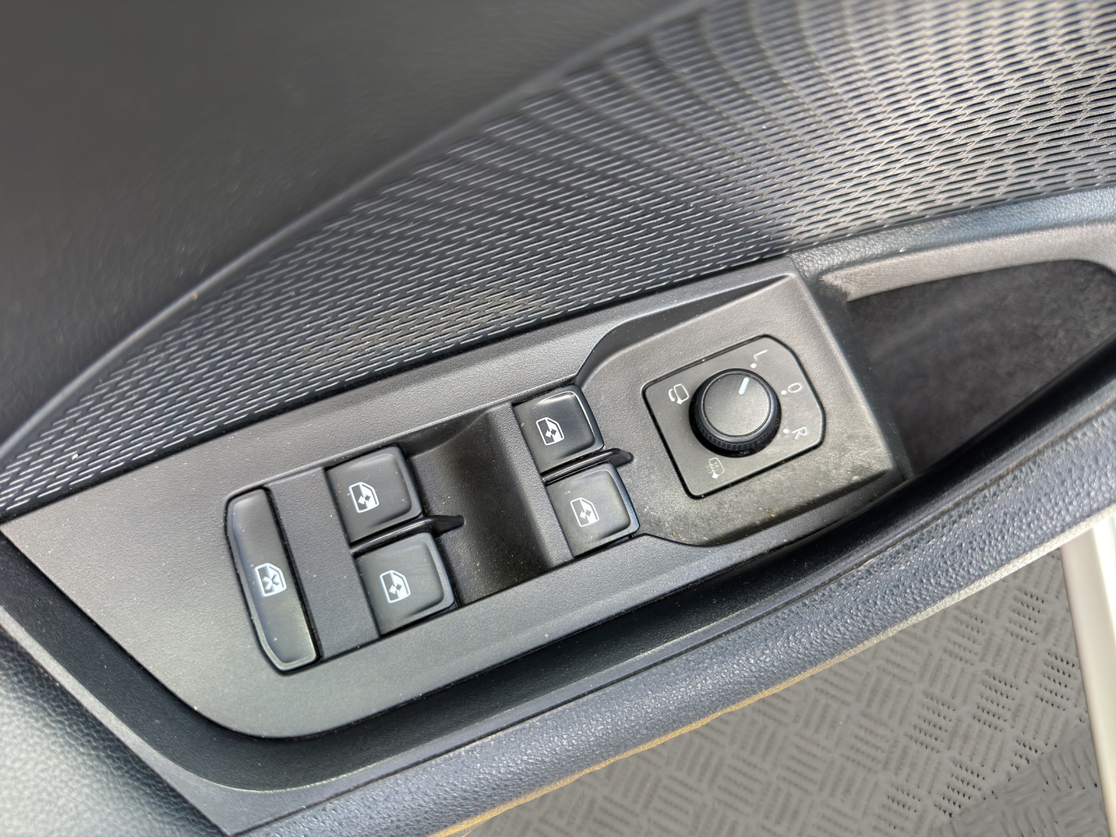 SKODA Octavia Combi 2.0 TDI DSG Ambition-image-17