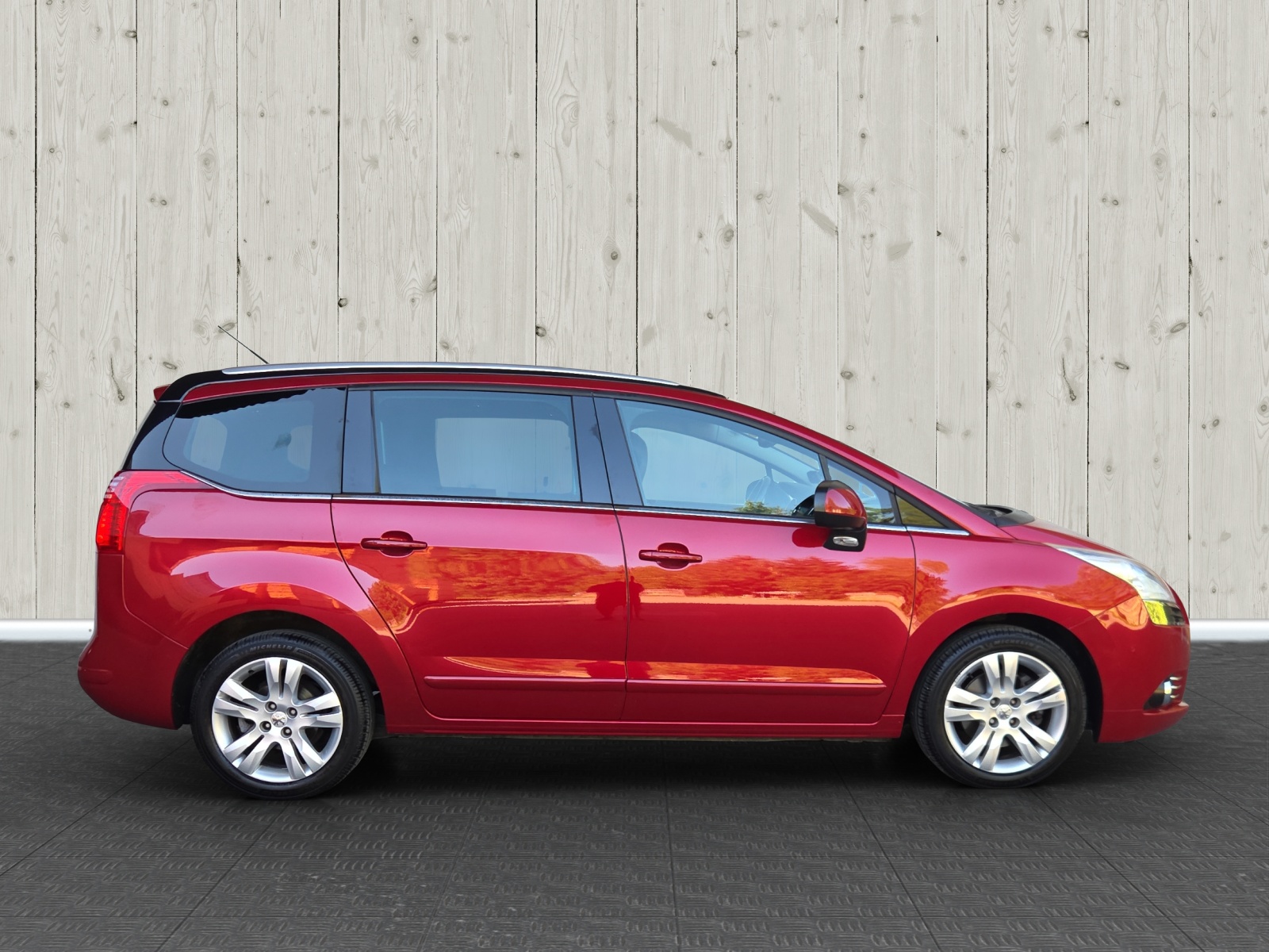 PEUGEOT 5008 1.6 16V T Family Automatic-image-7
