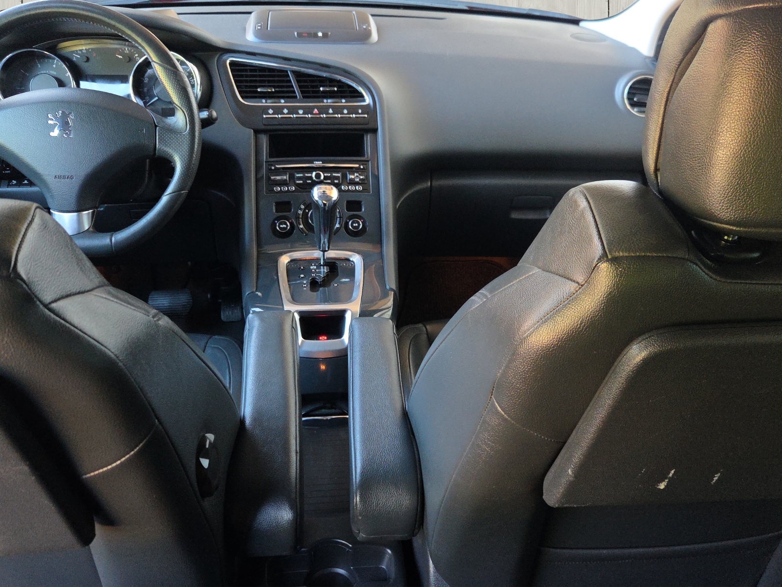 PEUGEOT 5008 1.6 16V T Family Automatic-image-10