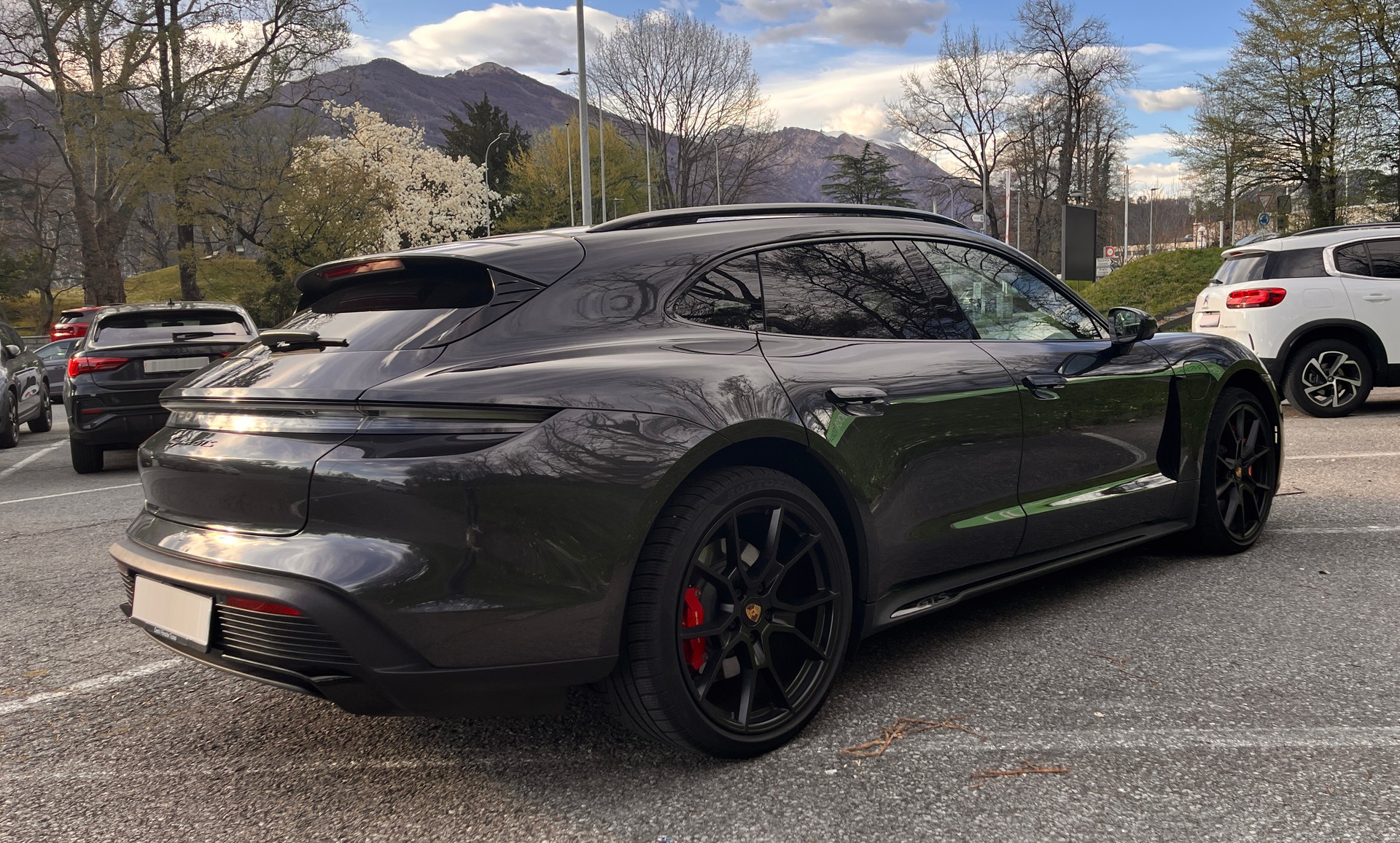 PORSCHE GTS-image-2