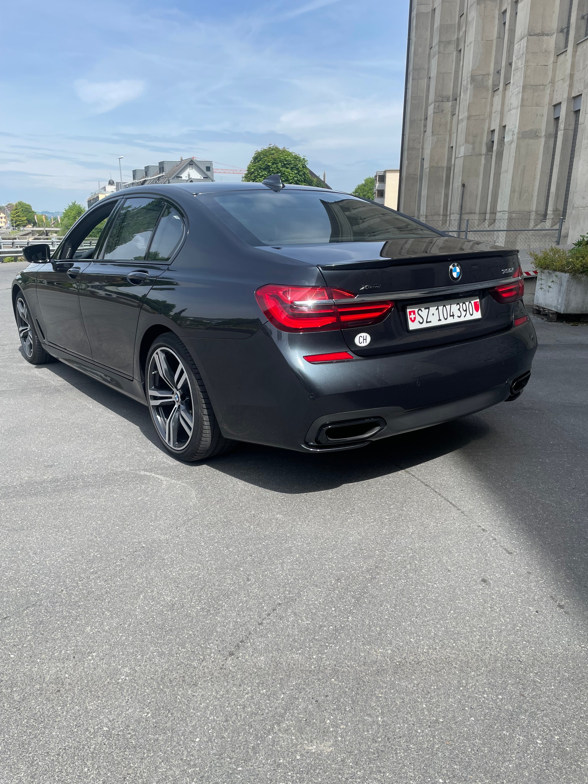 BMW 750i xDrive-image-1