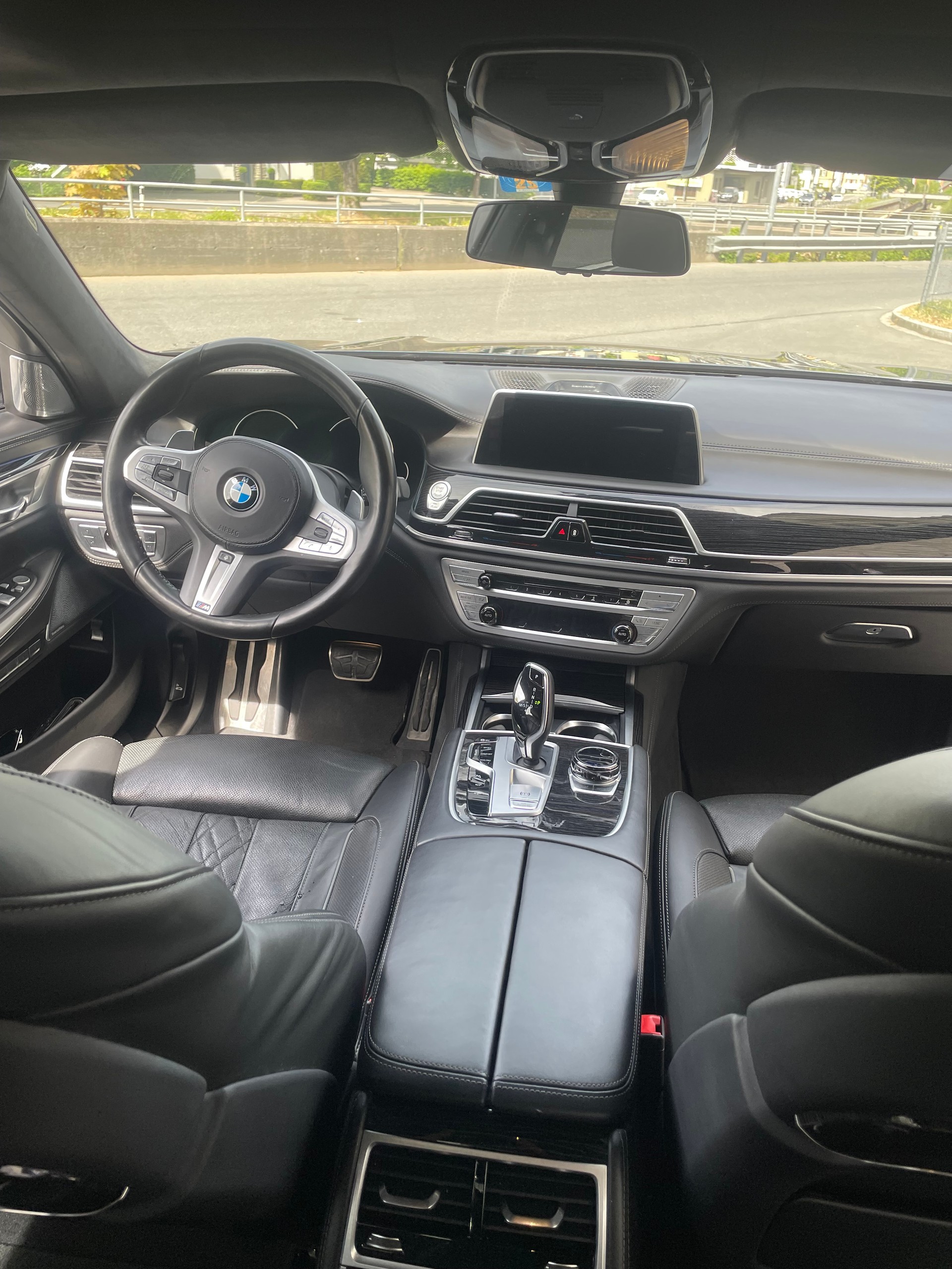 BMW 750i xDrive-image-3