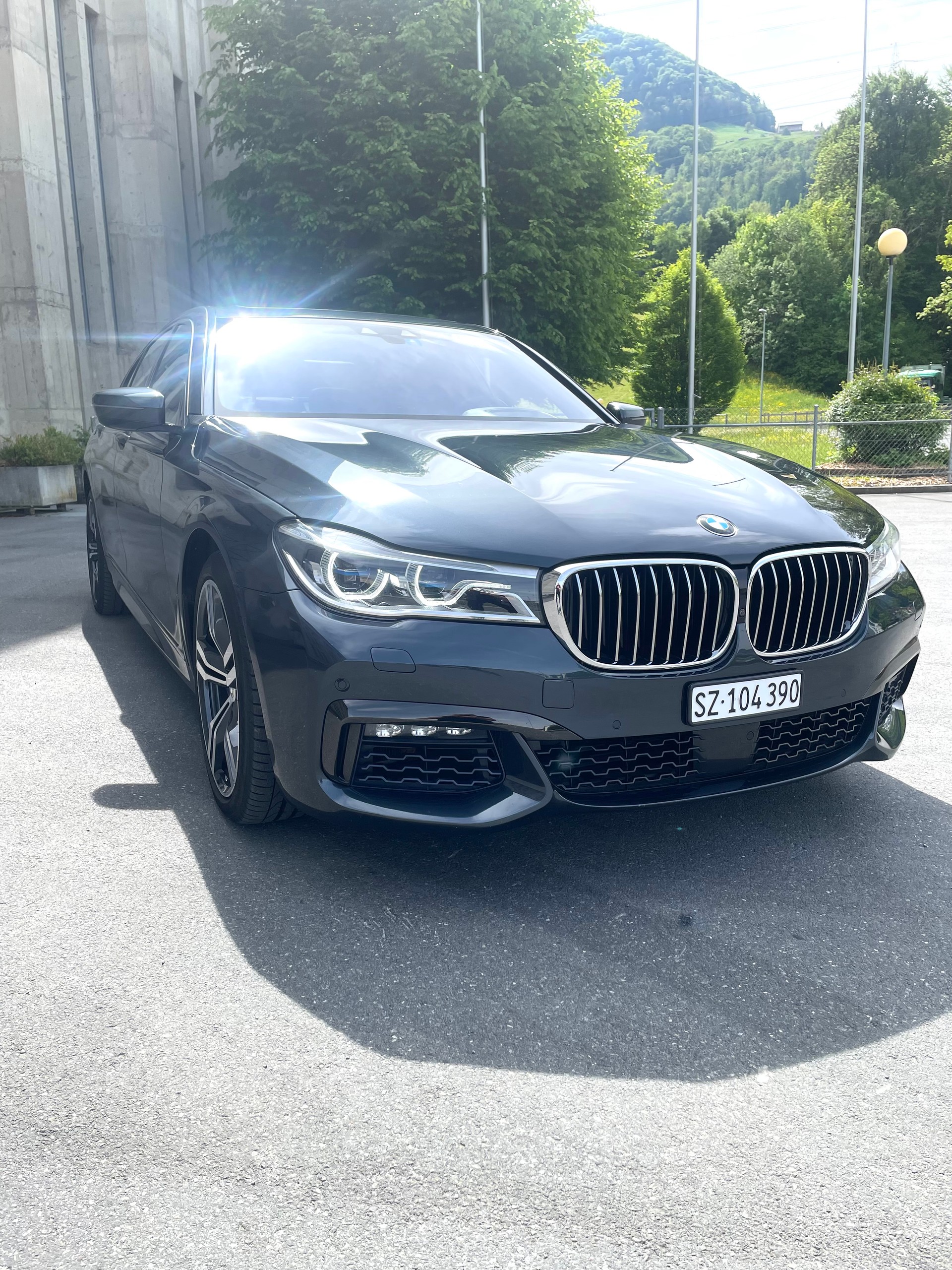 BMW 750i xDrive-image-0