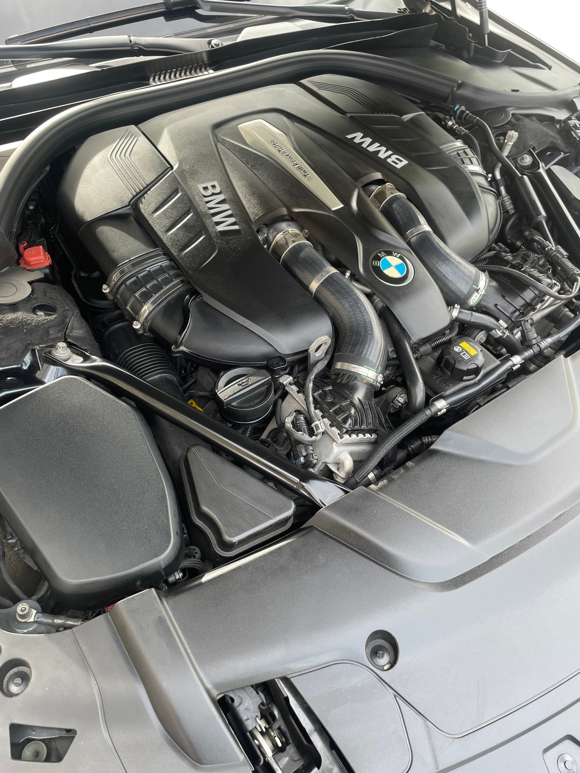 BMW 750i xDrive-image-4