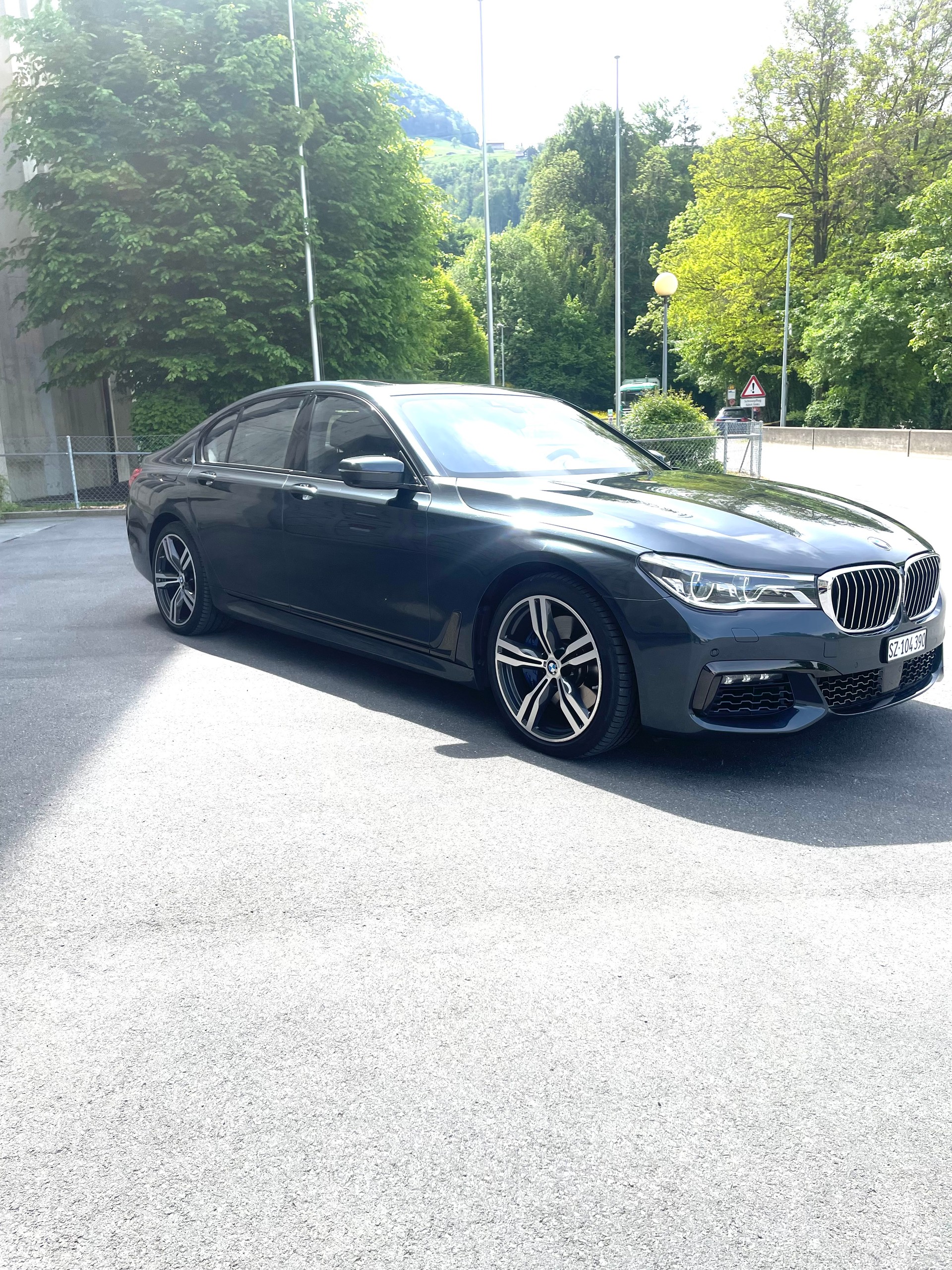 BMW 750i xDrive-image-2