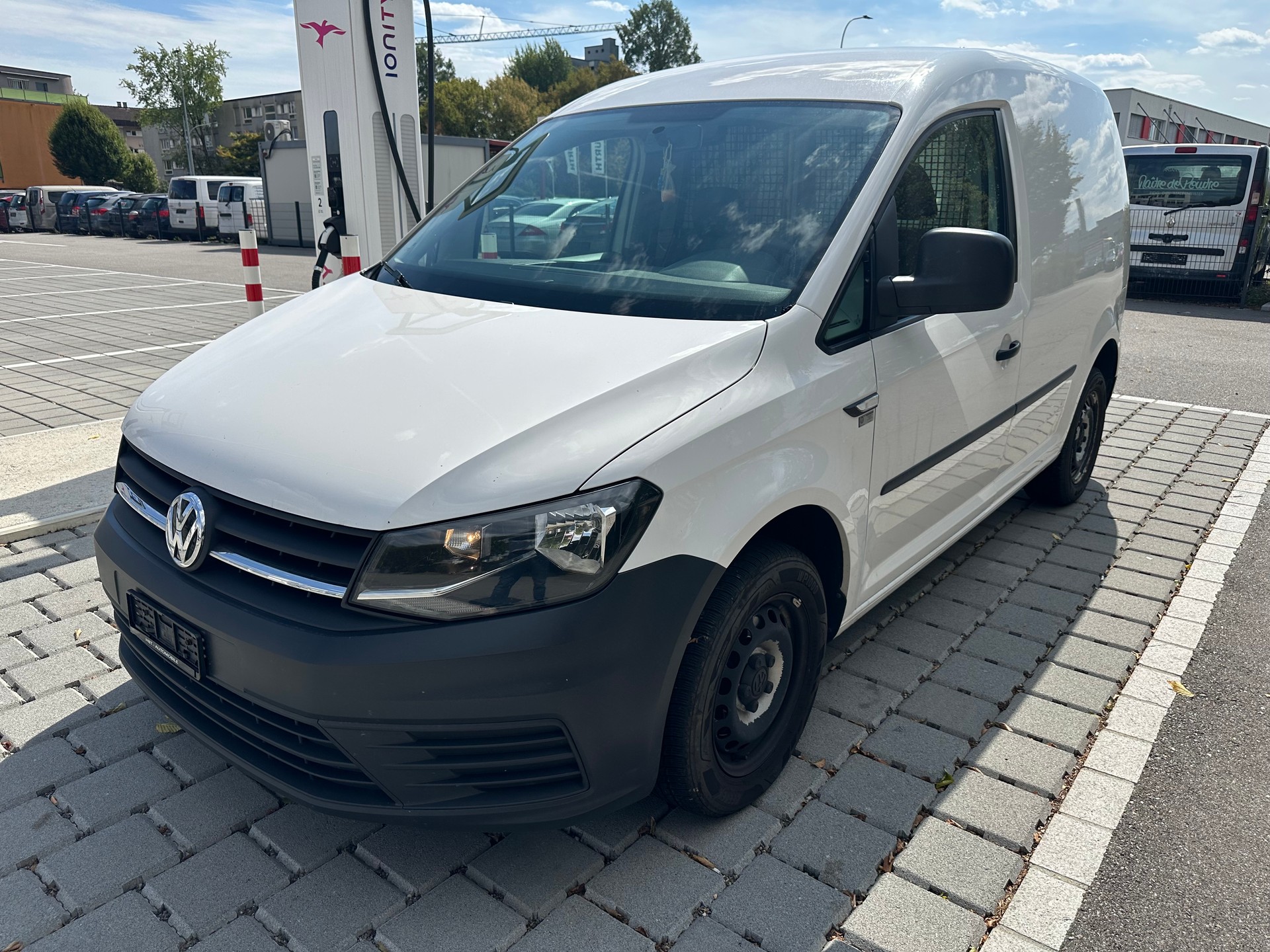 VW Caddy 2.0TDI BlueMotion Technology-image-1