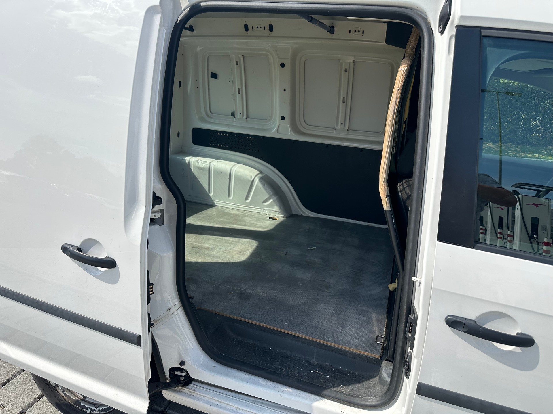VW Caddy 2.0TDI BlueMotion Technology-image-6