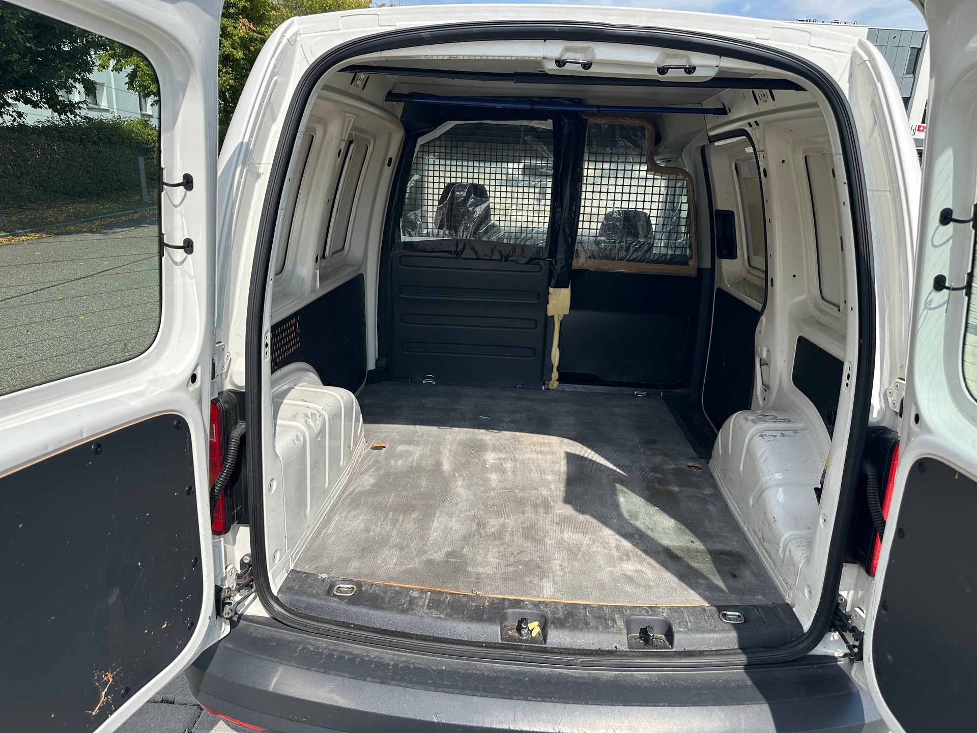 VW Caddy 2.0TDI BlueMotion Technology-image-7