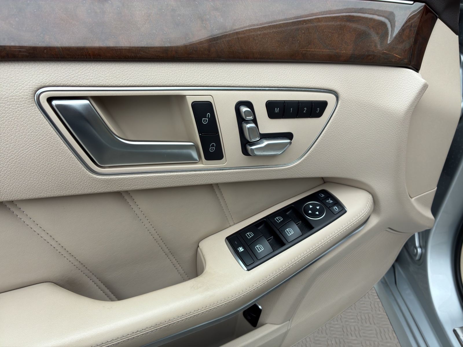 MERCEDES-BENZ E 400 Avantgarde 4Matic 7G-Tronic-image-13