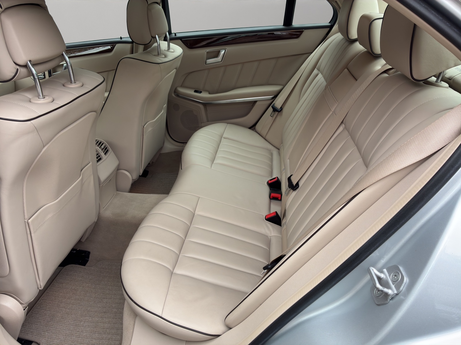 MERCEDES-BENZ E 400 Avantgarde 4Matic 7G-Tronic-image-10