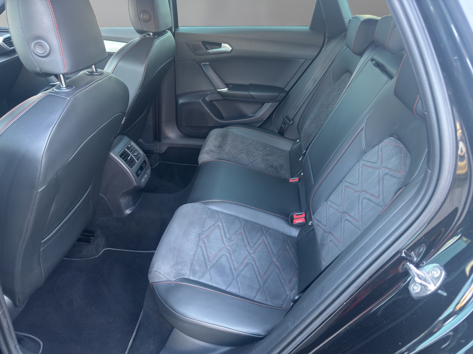 SEAT Leon ST 1.5 eTSI mHEV DSG FR-image-10