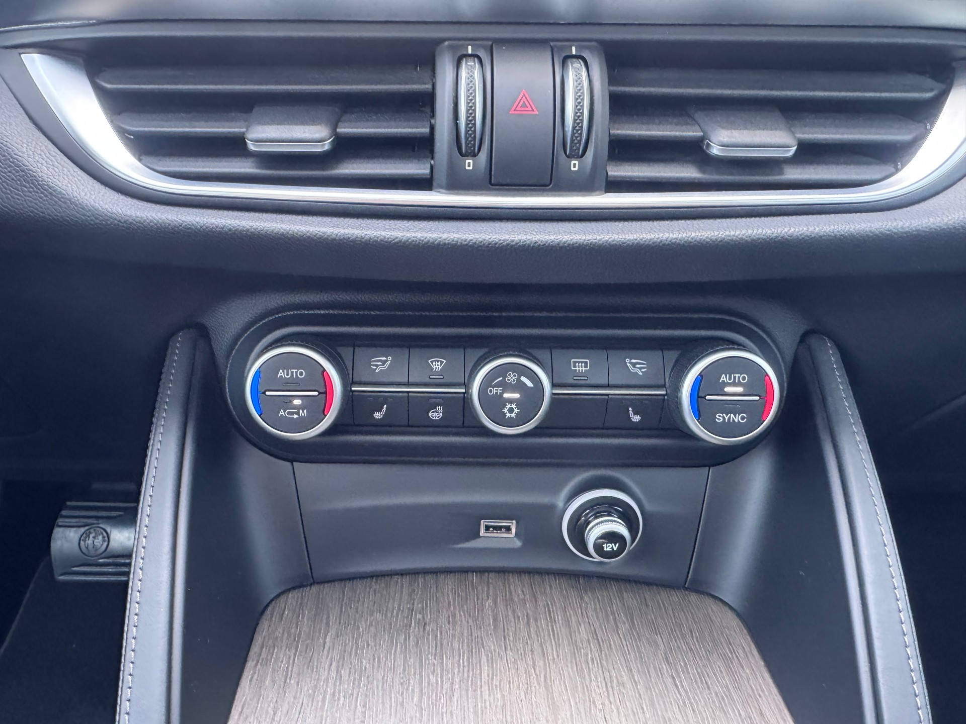 ALFA ROMEO Stelvio 2.2 JTDM Super+4x4+Automat++Navi+Bluetooth+Rückfahrkamera+Ledersitze+Panorama-Glasdach+19"Alu"Winterräder+frisch ab MFK-image-22