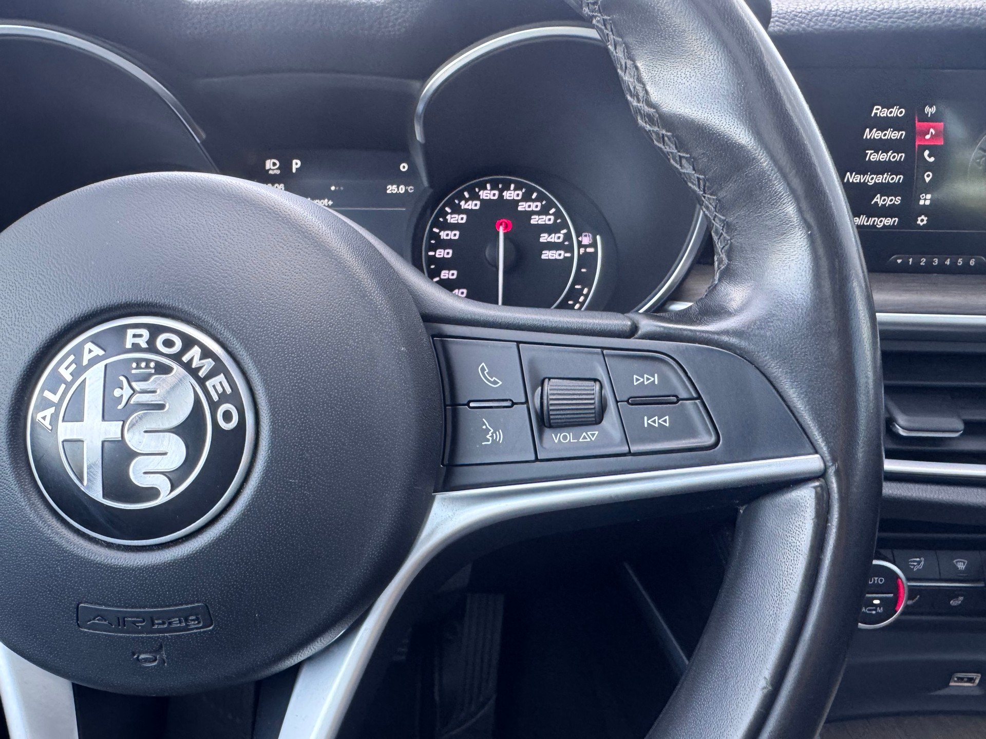 ALFA ROMEO Stelvio 2.2 JTDM Super+4x4+Automat++Navi+Bluetooth+Rückfahrkamera+Ledersitze+Panorama-Glasdach+19"Alu"Winterräder+frisch ab MFK-image-19