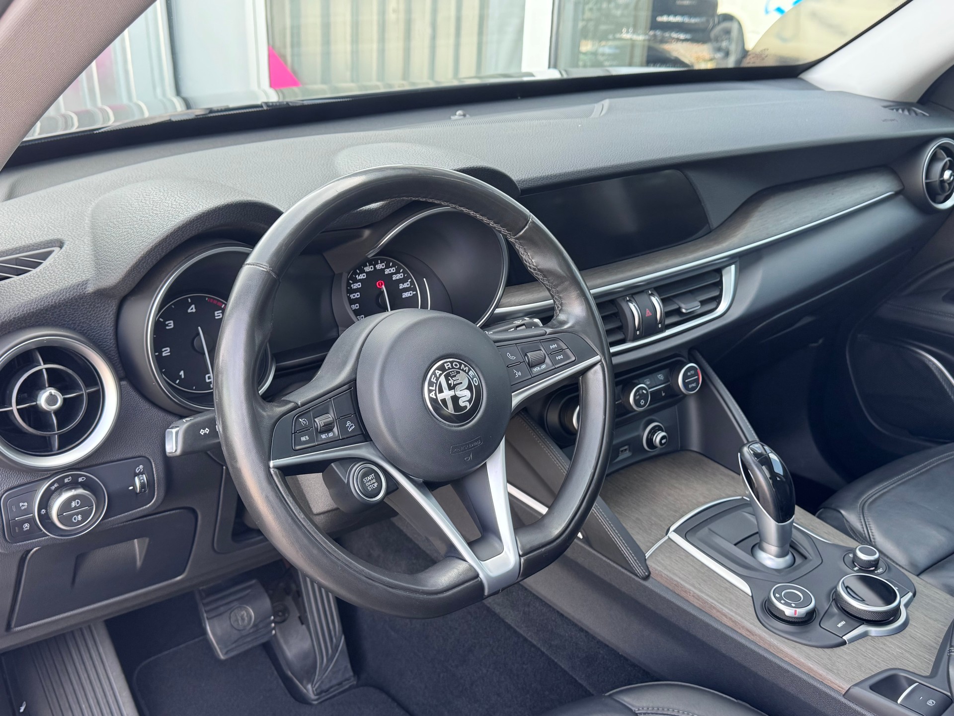 ALFA ROMEO Stelvio 2.2 JTDM Super+4x4+Automat++Navi+Bluetooth+Rückfahrkamera+Ledersitze+Panorama-Glasdach+19"Alu"Winterräder+frisch ab MFK-image-14