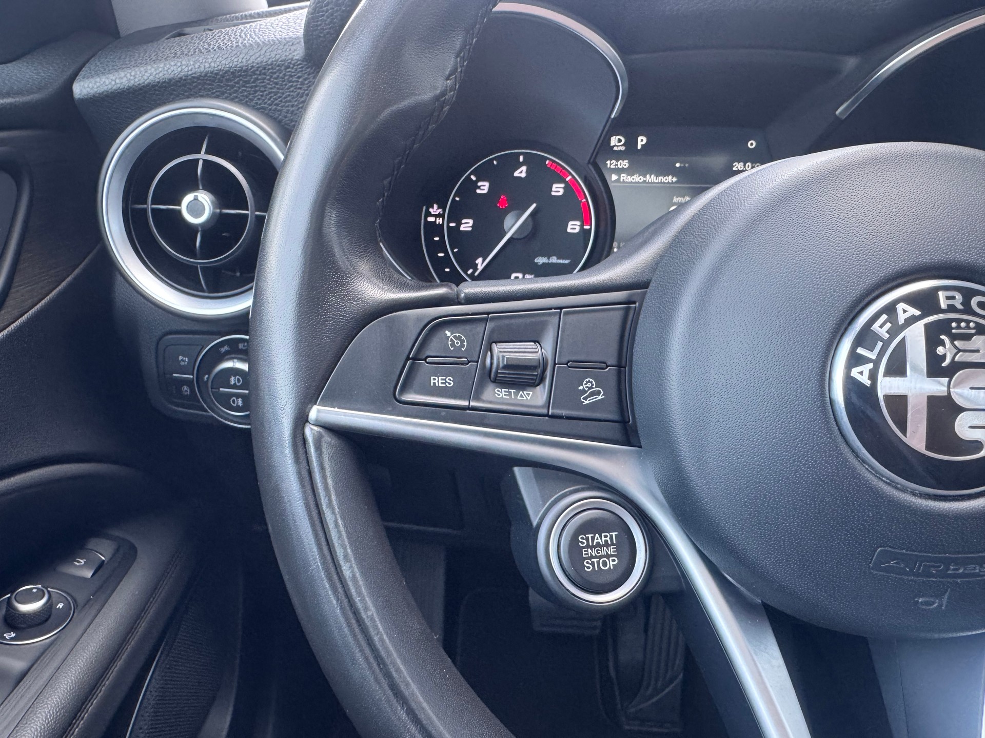 ALFA ROMEO Stelvio 2.2 JTDM Super+4x4+Automat++Navi+Bluetooth+Rückfahrkamera+Ledersitze+Panorama-Glasdach+19"Alu"Winterräder+frisch ab MFK-image-18