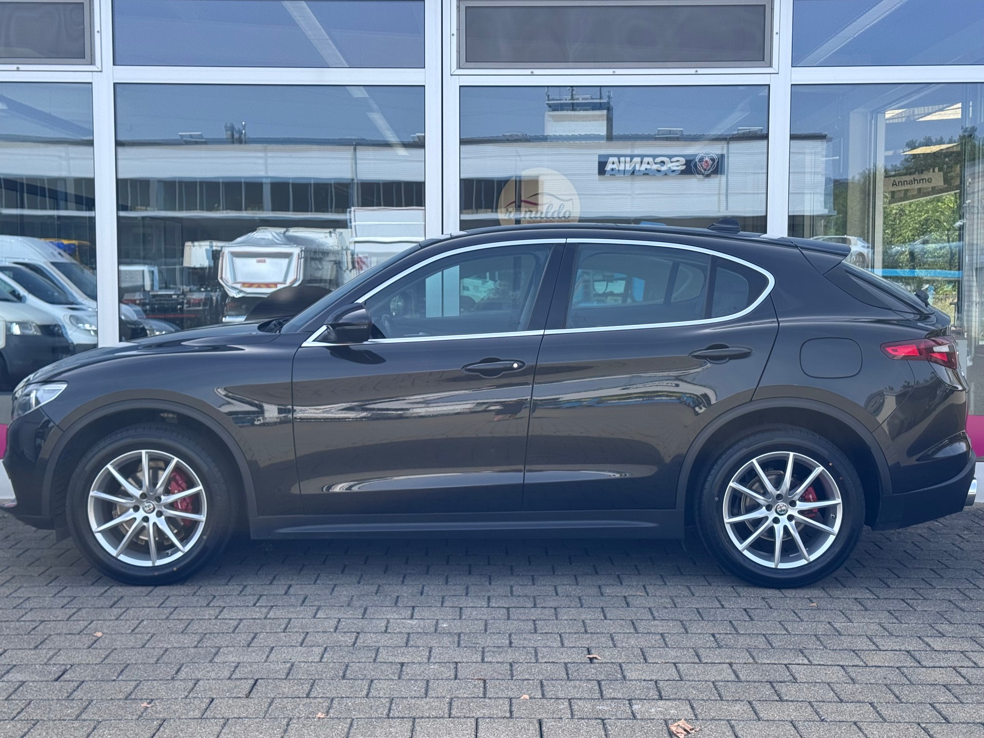 ALFA ROMEO Stelvio 2.2 JTDM Super+4x4+Automat++Navi+Bluetooth+Rückfahrkamera+Ledersitze+Panorama-Glasdach+19"Alu"Winterräder+frisch ab MFK-image-5