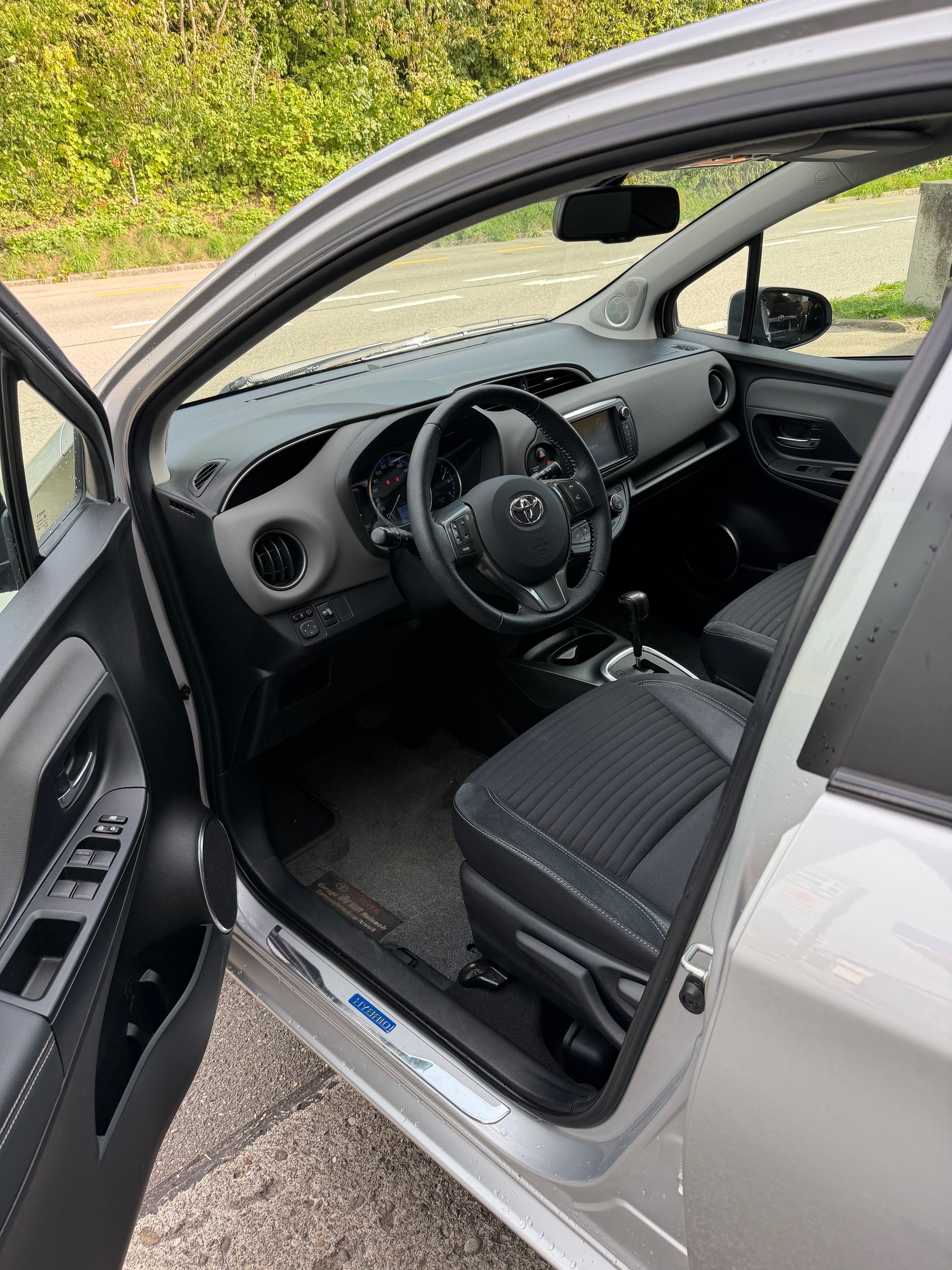 TOYOTA Yaris 1.5 VVT-i Hybrid Sol Premium e-CVT-image-4