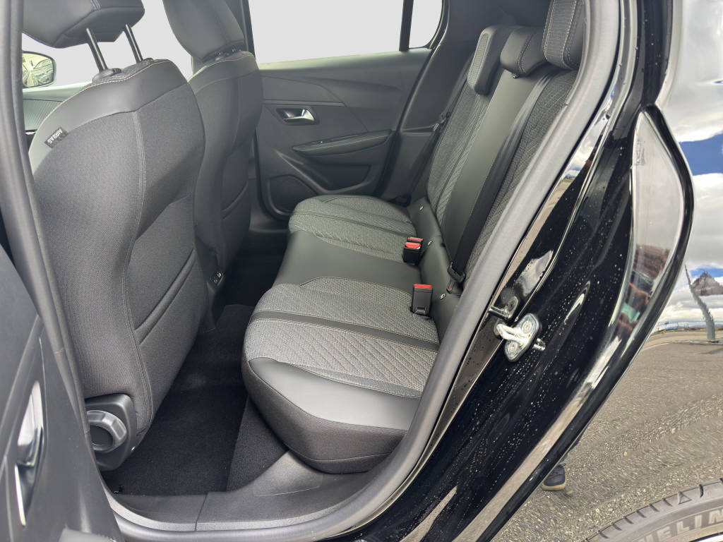 PEUGEOT 208 1.2 Hybrid Allure-image-10