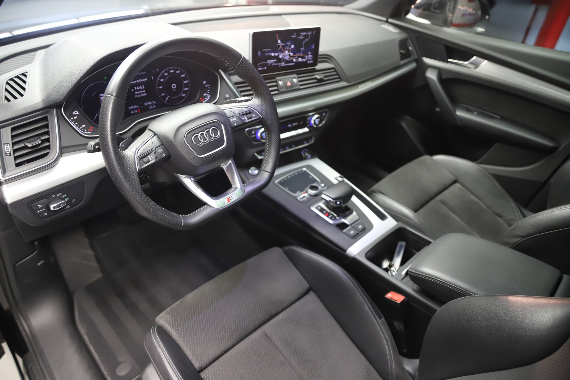 AUDI Q5 55 TFSI e quattro-image-5