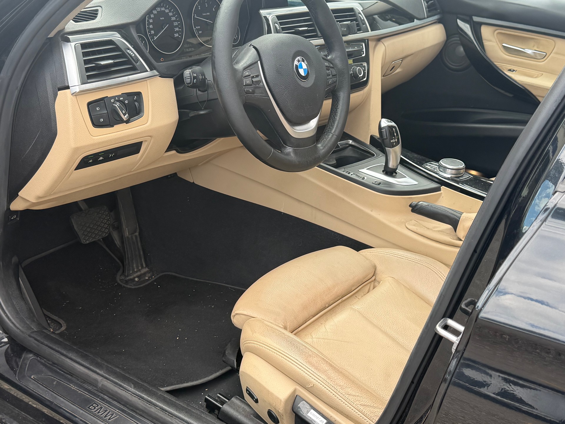 BMW 318d Touring Luxury Line Steptronic-image-9